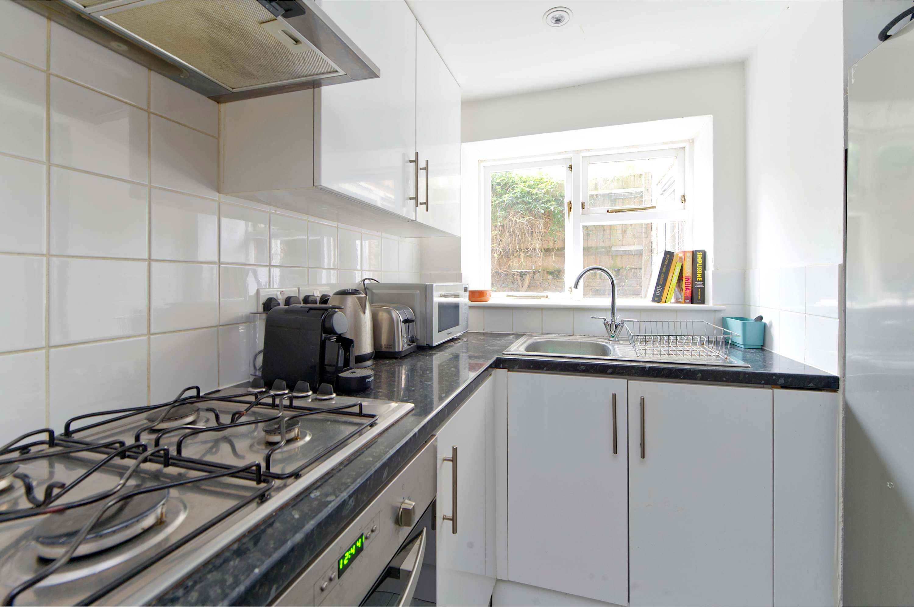 Lovely 2 bed flat with Garden in Queen's Park in Fernhead Road 132 W9 3EN - Property image 7 - VivreStays