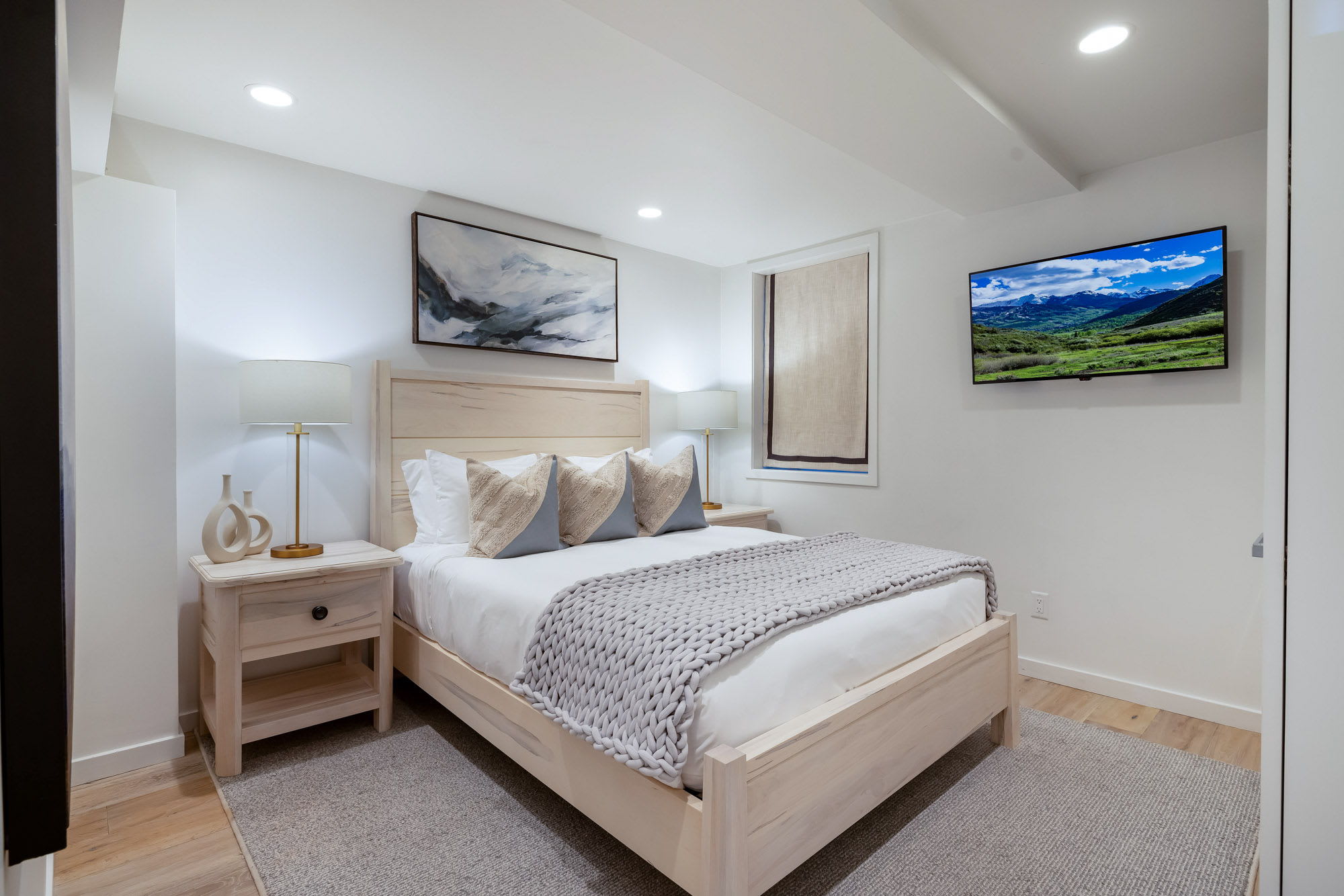 Renovated Core 2BR 2BA with AC, Pool & Hot-tub