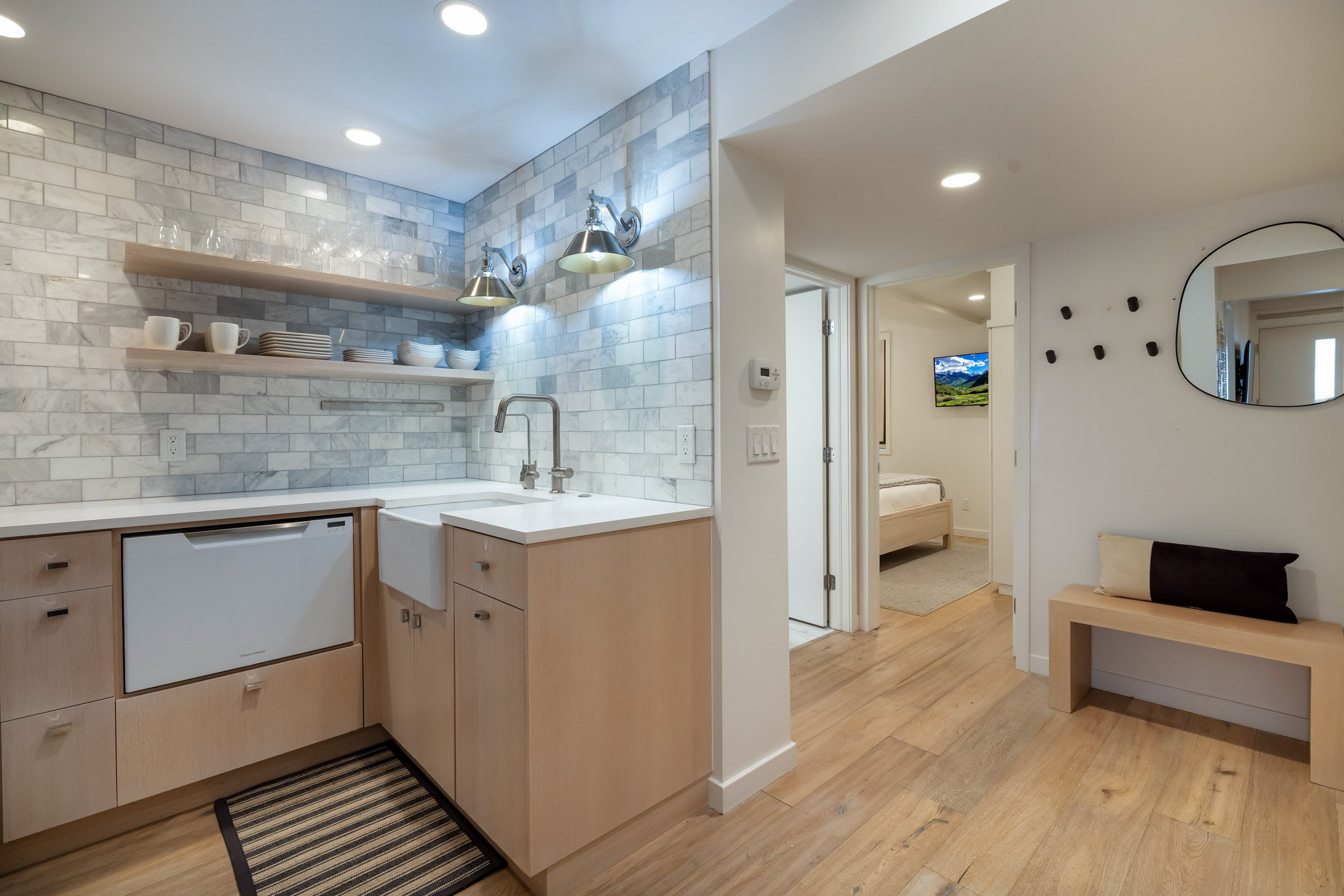 Renovated Core 2BR 2BA with AC, Pool & Hot-tub