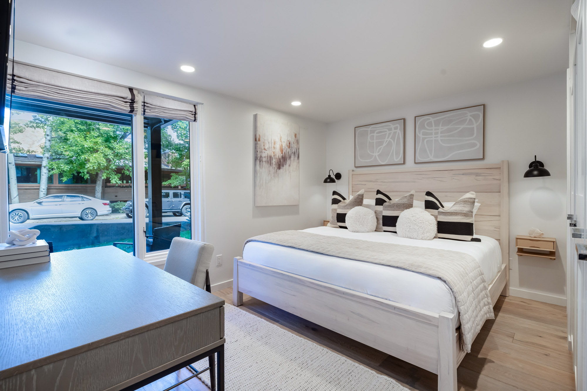Renovated Core 2BR 2BA with AC, Pool & Hot-tub