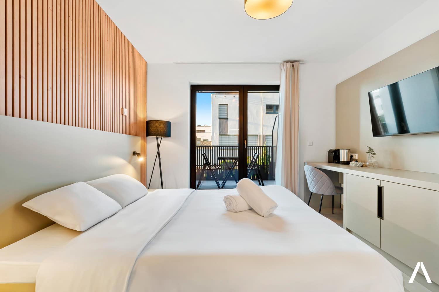 Relaxing Bedroom and Lounge – Enjoy a cozy queen-sized bed paired with a beautifully crafted wooden accent wall.