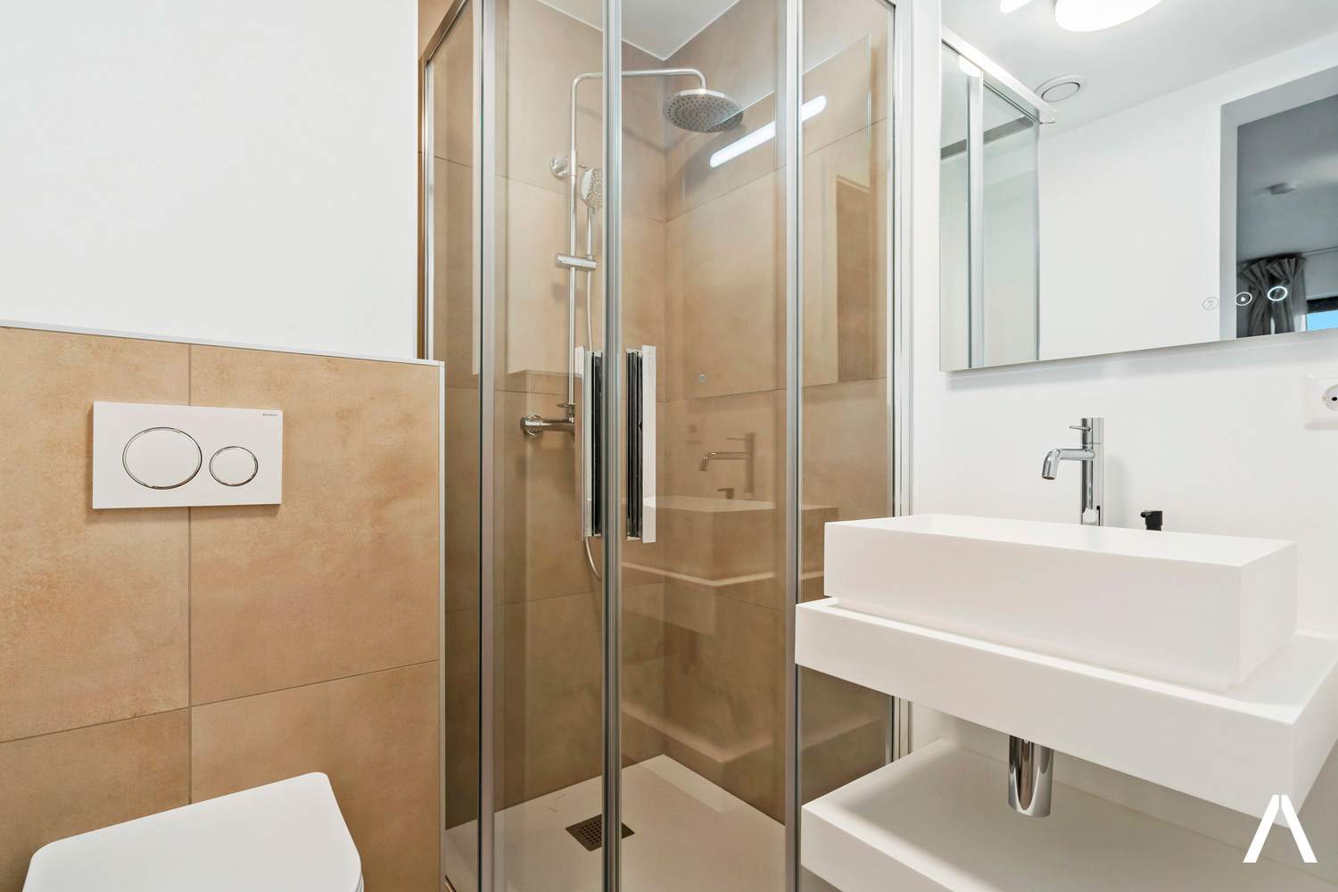 Modern Bathroom with Walk-In Shower – Fresh and clean bathroom with walk-in shower, ideal for relaxation.