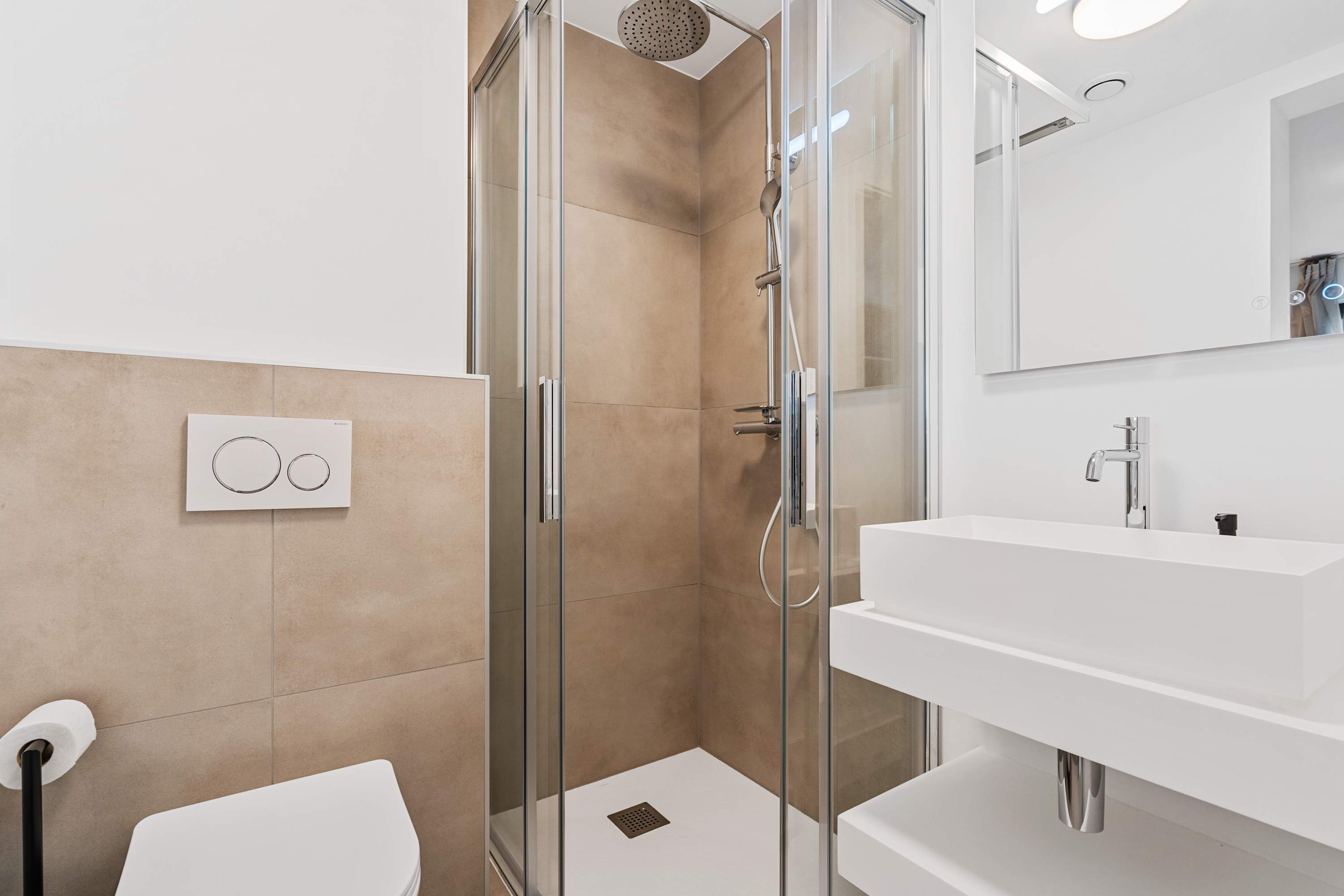 Modern Bathroom with Walk-In Shower – Fresh and clean bathroom with walk-in shower, ideal for relaxation.