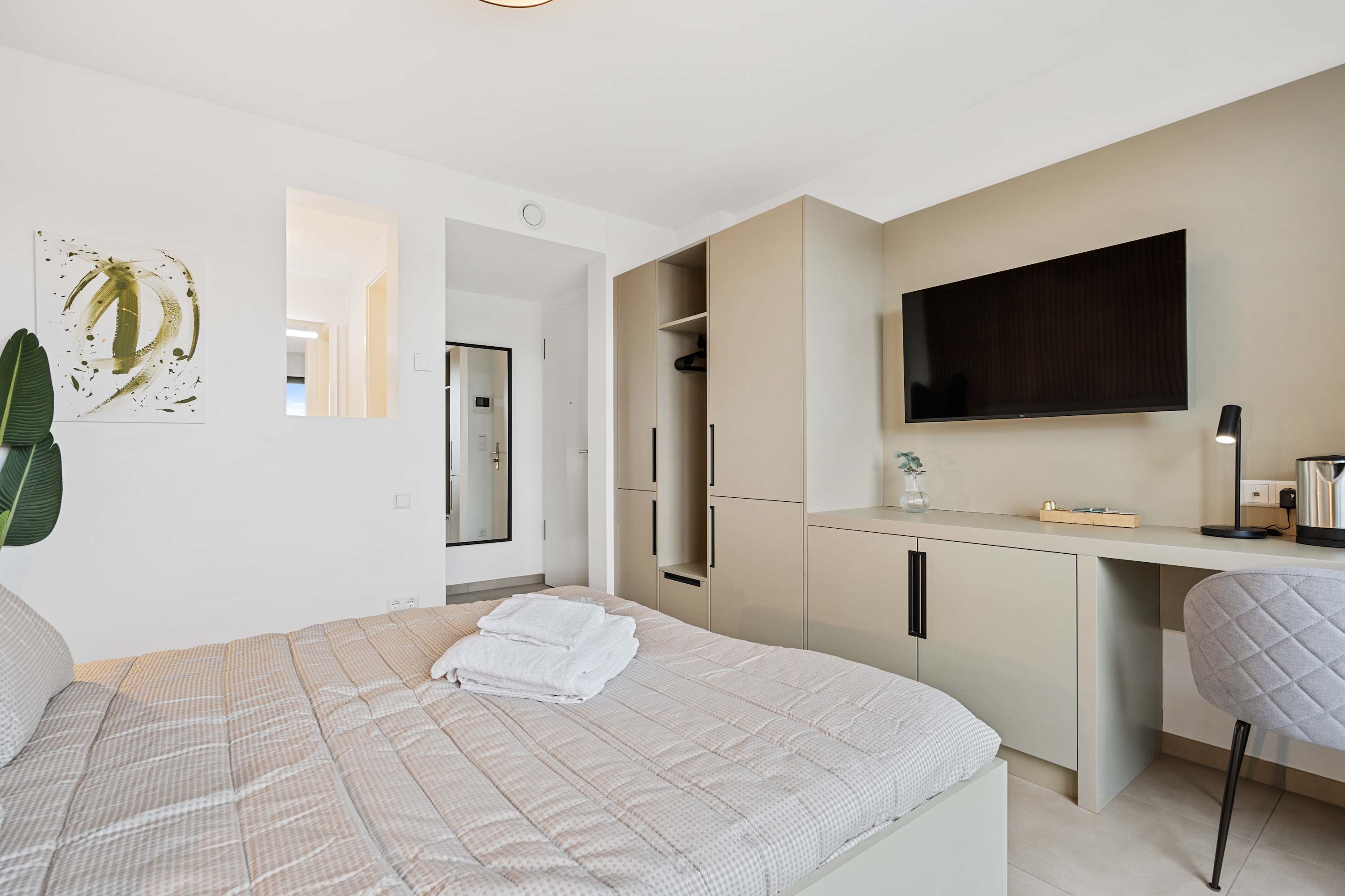 Relaxing Bedroom and Lounge – Enjoy a cozy queen-sized bed paired with a beautifully crafted wooden accent wall.