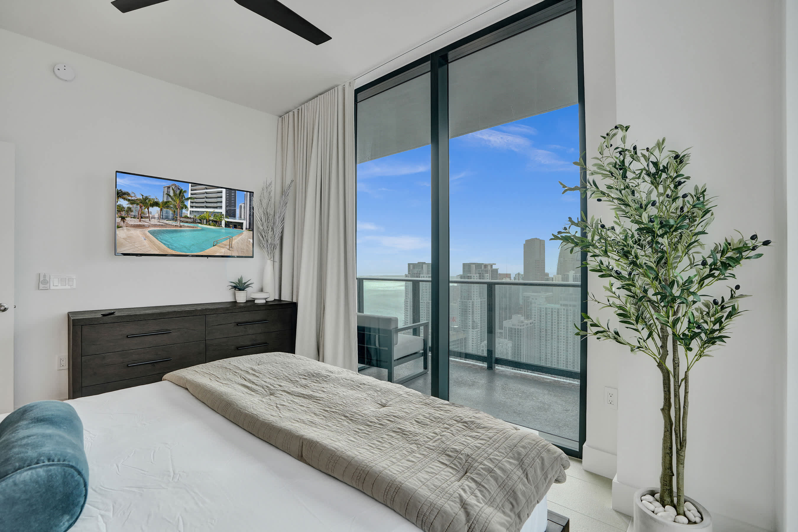 NEW Stunning 2/2 with Panoramic Views of Miami PH Condo 50th floor | Photo 12