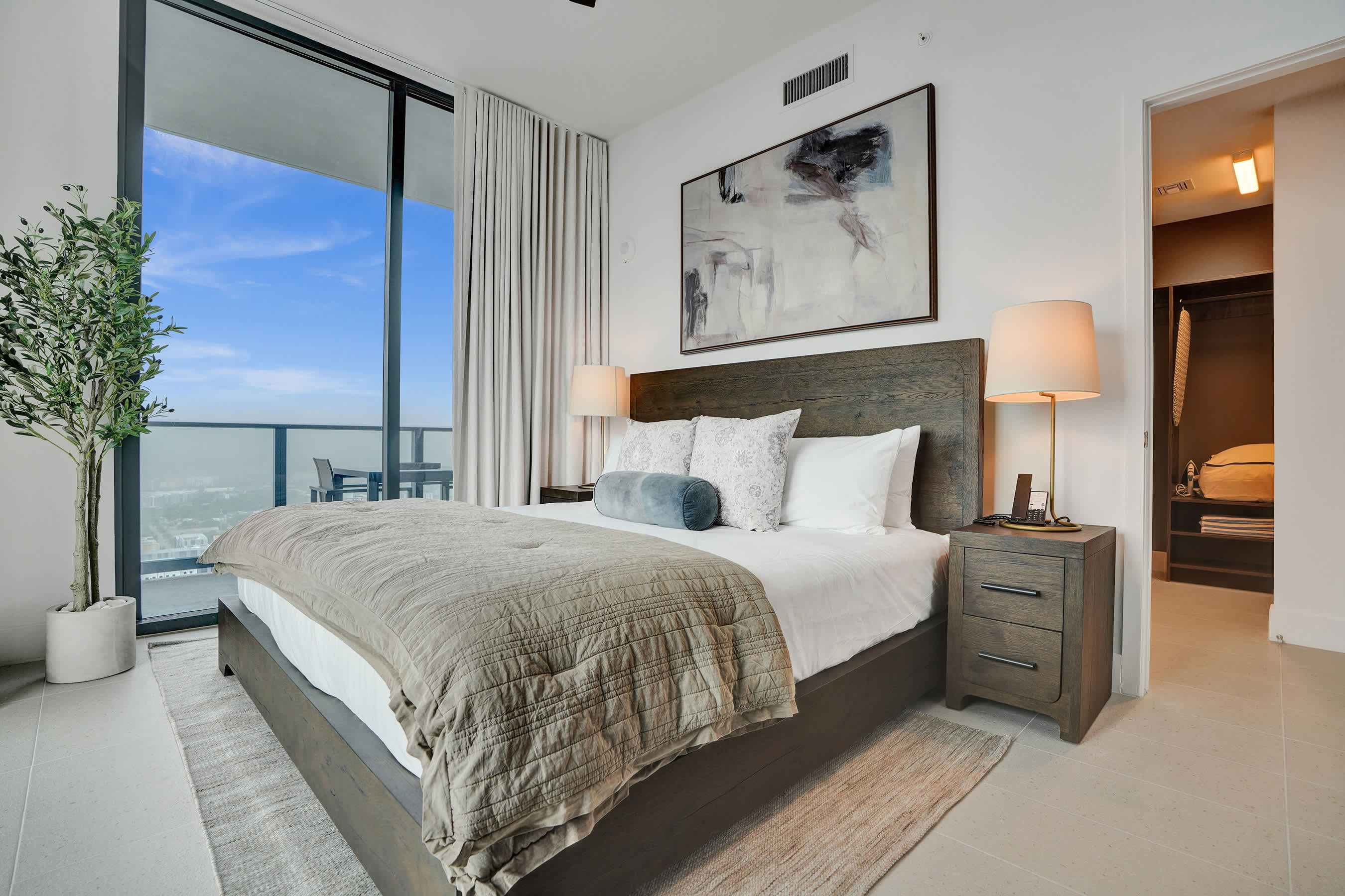 NEW Stunning 2/2 with Panoramic Views of Miami PH Condo 50th floor | Photo 11