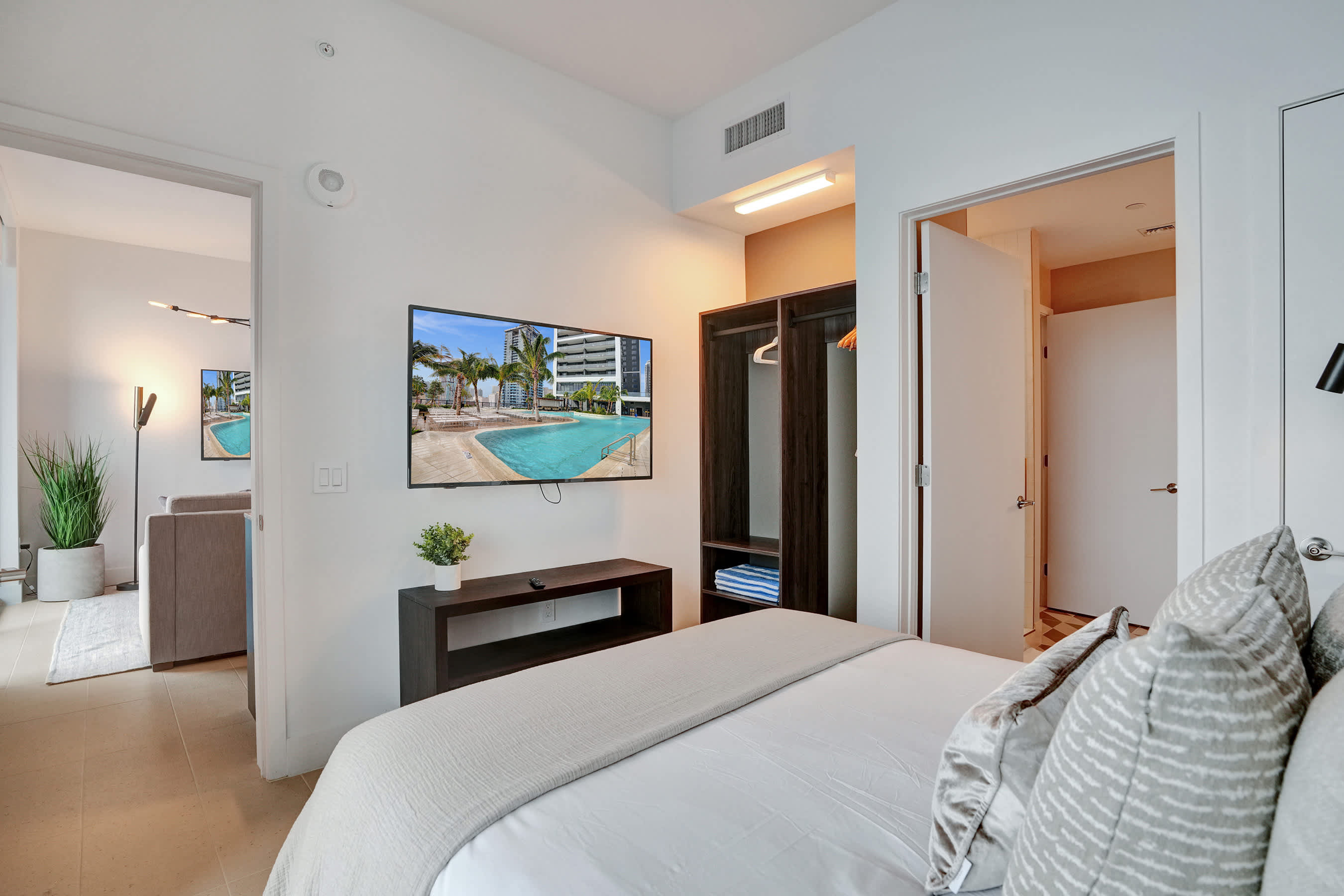 NEW Stunning 2/2 with Panoramic Views of Miami PH Condo 50th floor | Photo 18