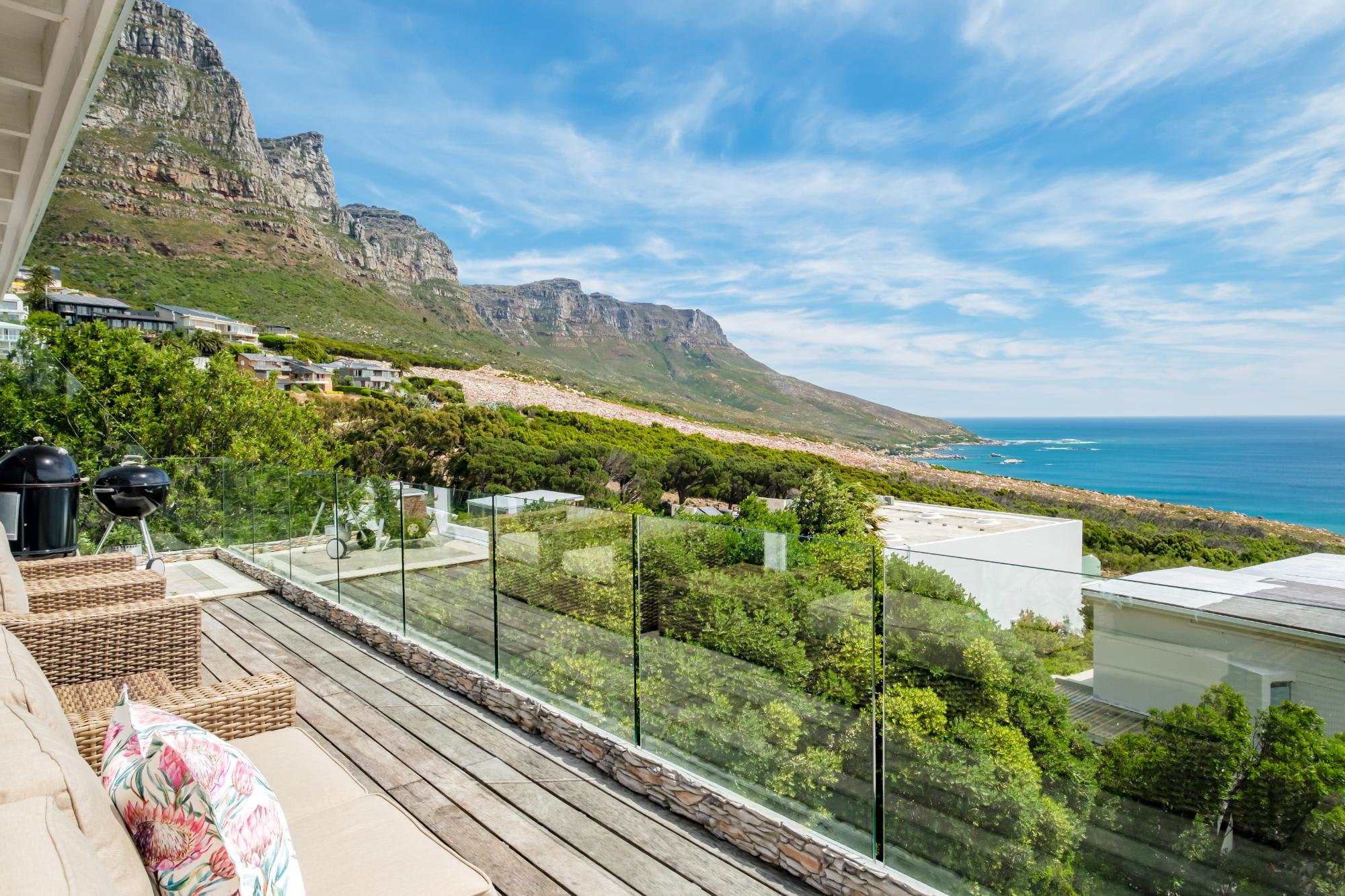 Stylish Camps Bay Home with Sea Views Beleza Villa