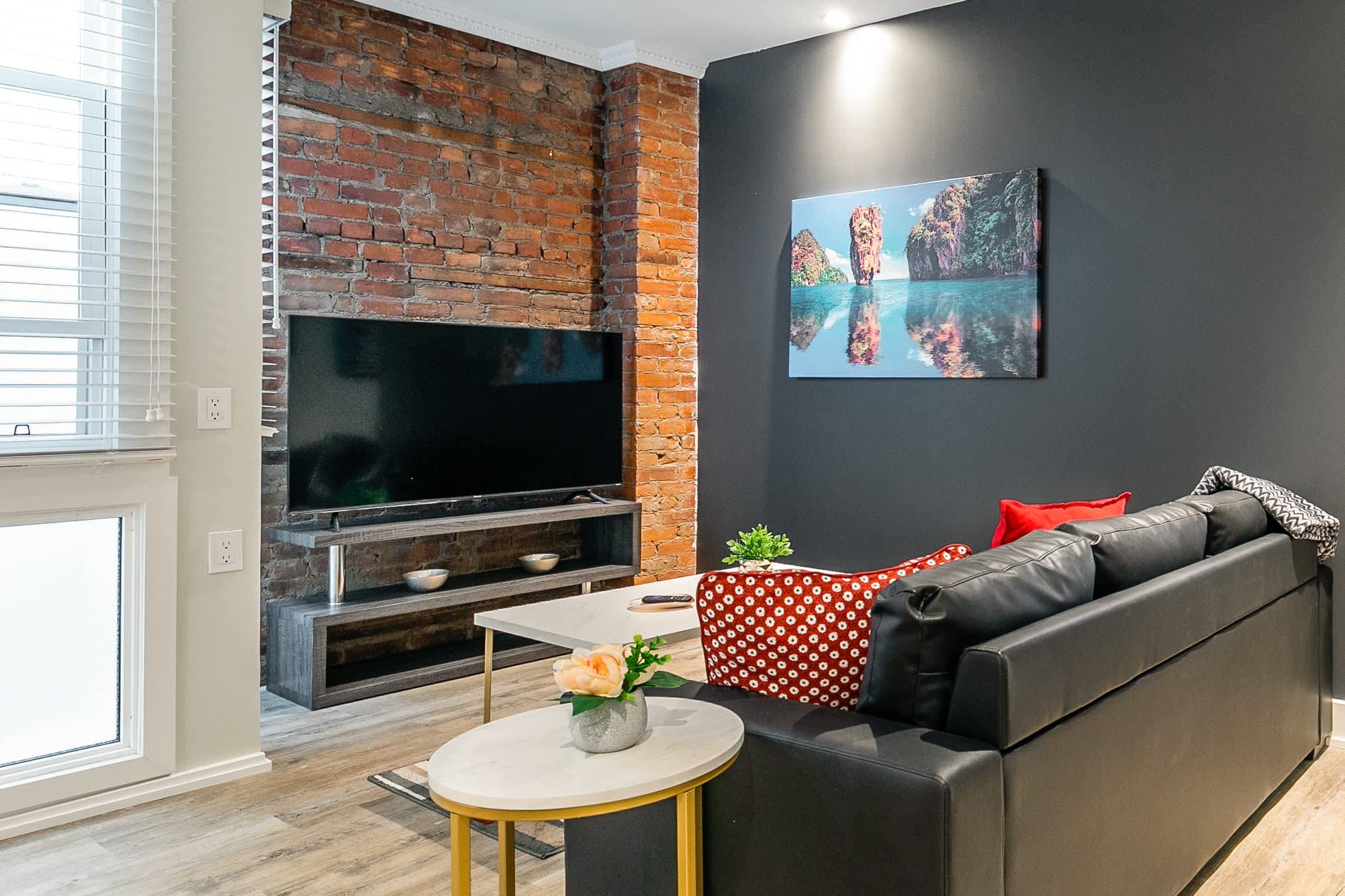 Sleeps 6 Boutique 2BR Apartment on James St N