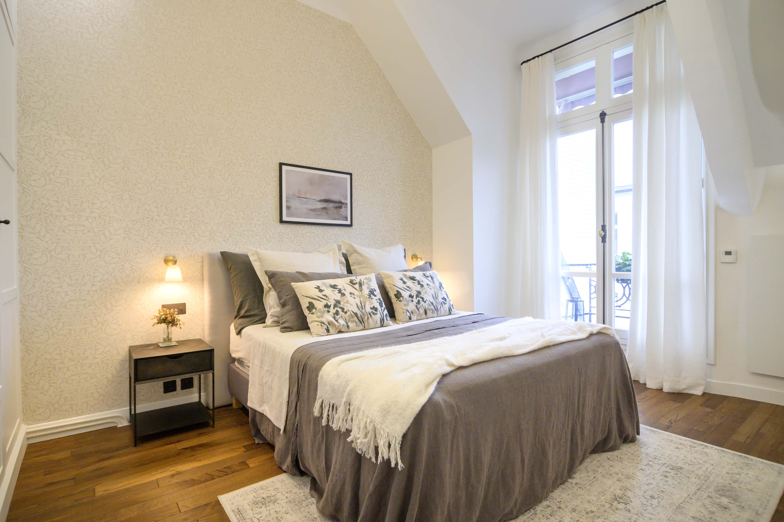 Balcon Champs Elysees - Iconic address, peaceful balcony — Paris - 8th Arrondissement, Île-de-France — vacation rental