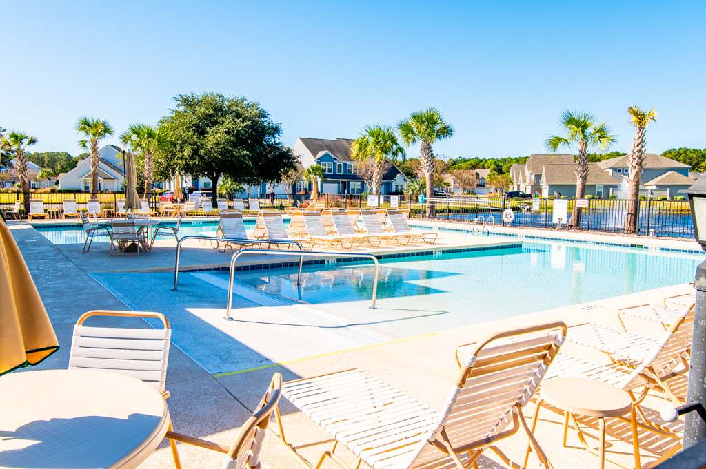 Barefoot Breeze House w Resort Pool & Hot Tub