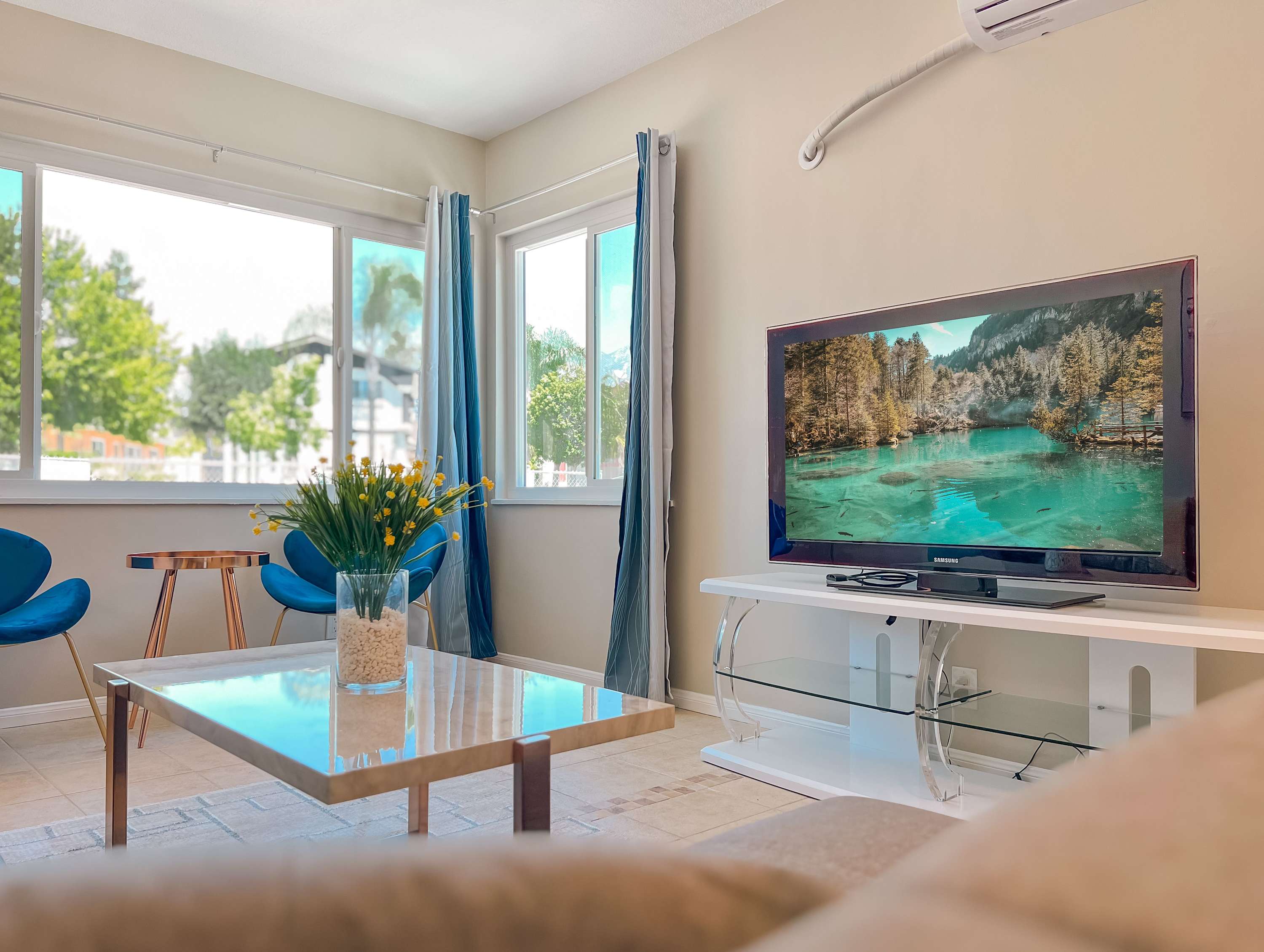 Modern Retreat with Spacious Yard & Cozy Interiors 3