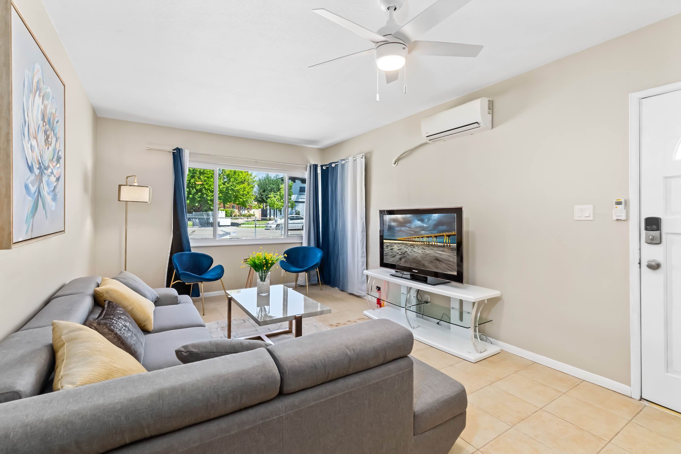 Modern Retreat with Spacious Yard & Cozy Interiors 4