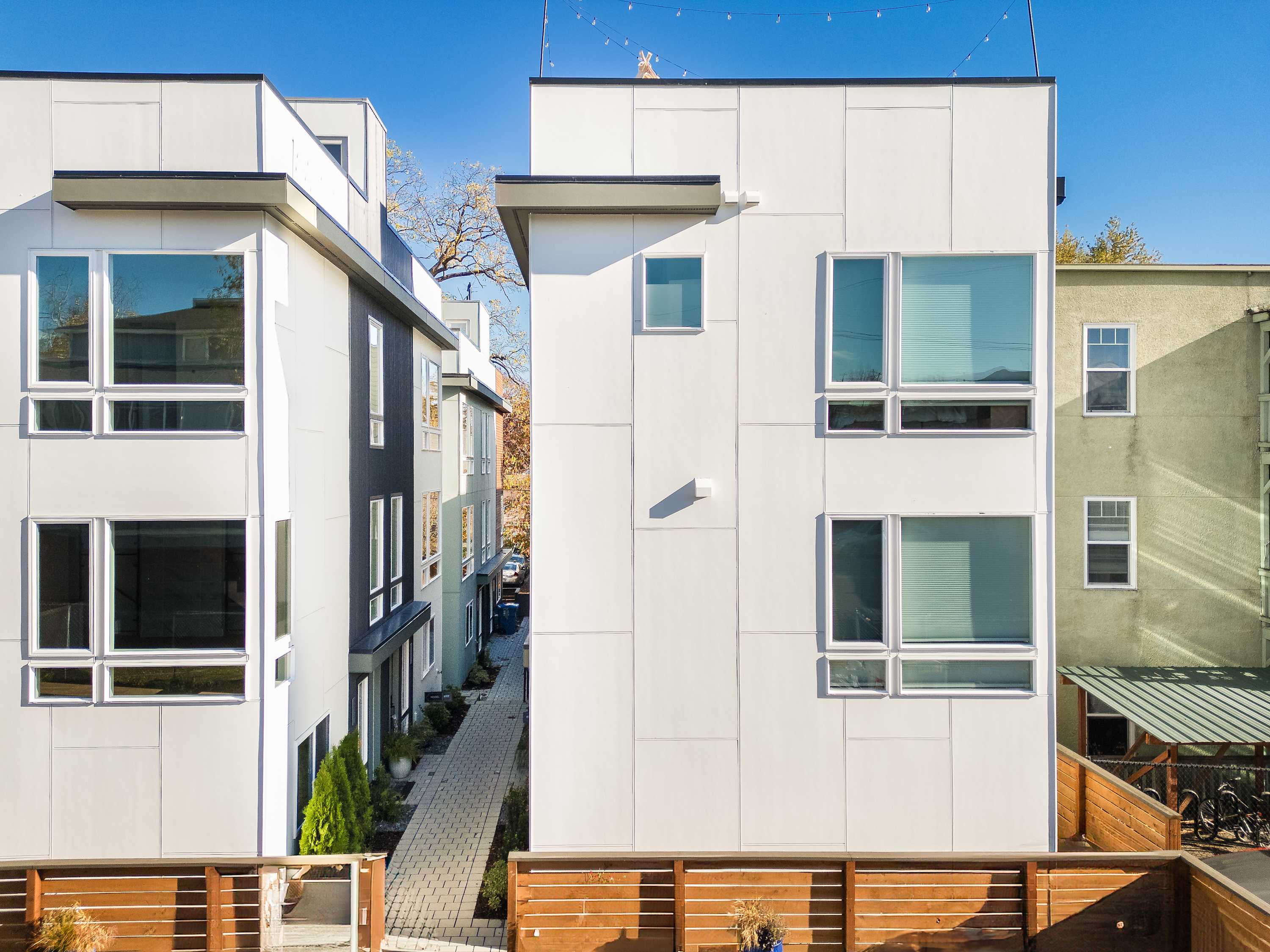 Modern 2024-Built Townhome, Near Hospitals & DT