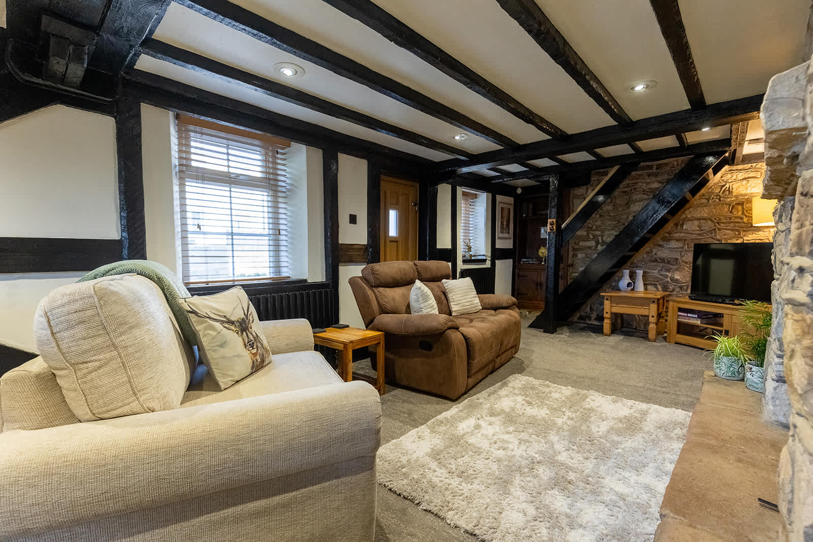 Classic 2 Bed Cottage with Fire Place & Bath TV