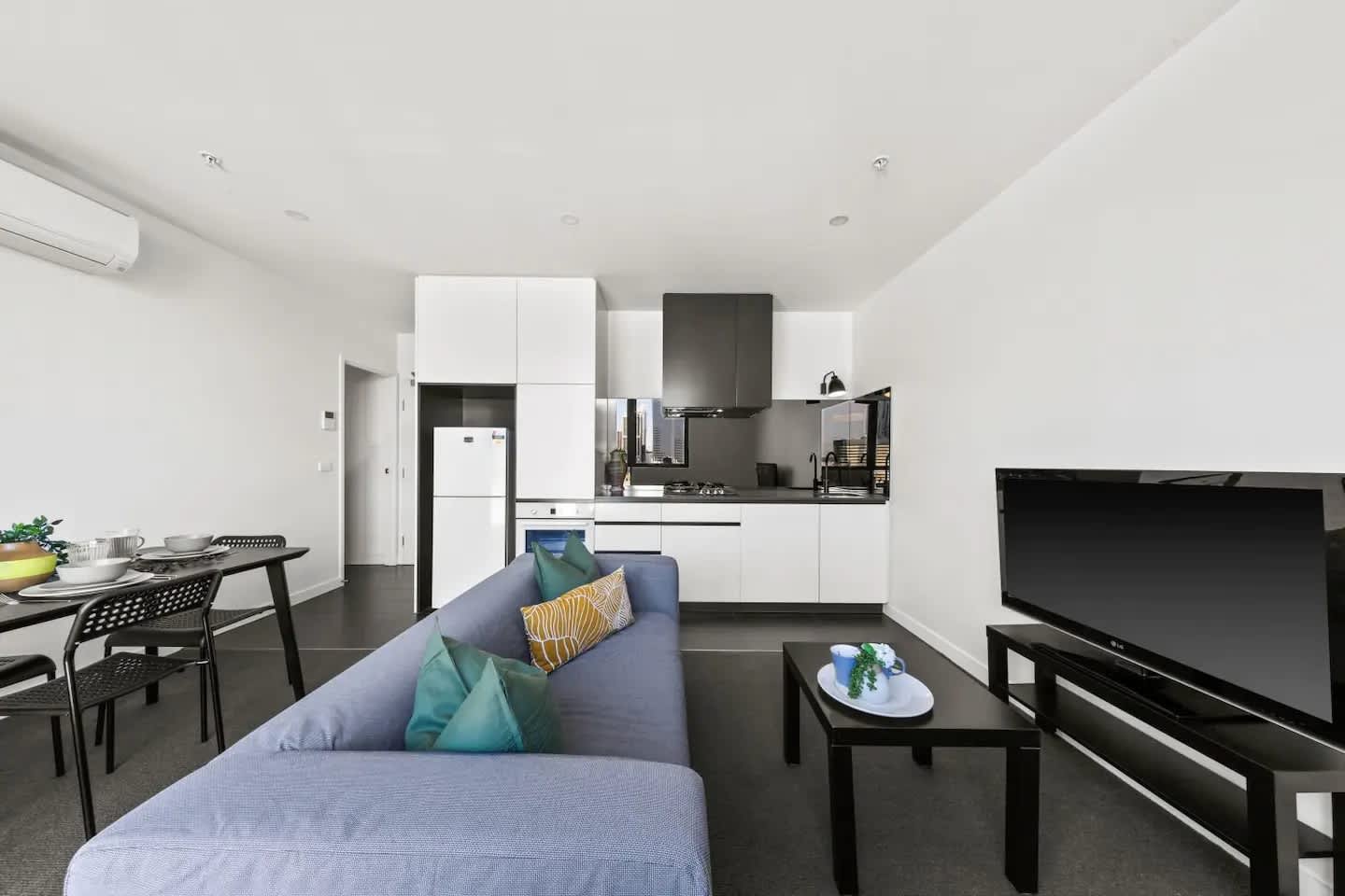 Cozy Apartment on Bourke St, Steps from Chinatown — Melbourne, Victoria — vacation rental
