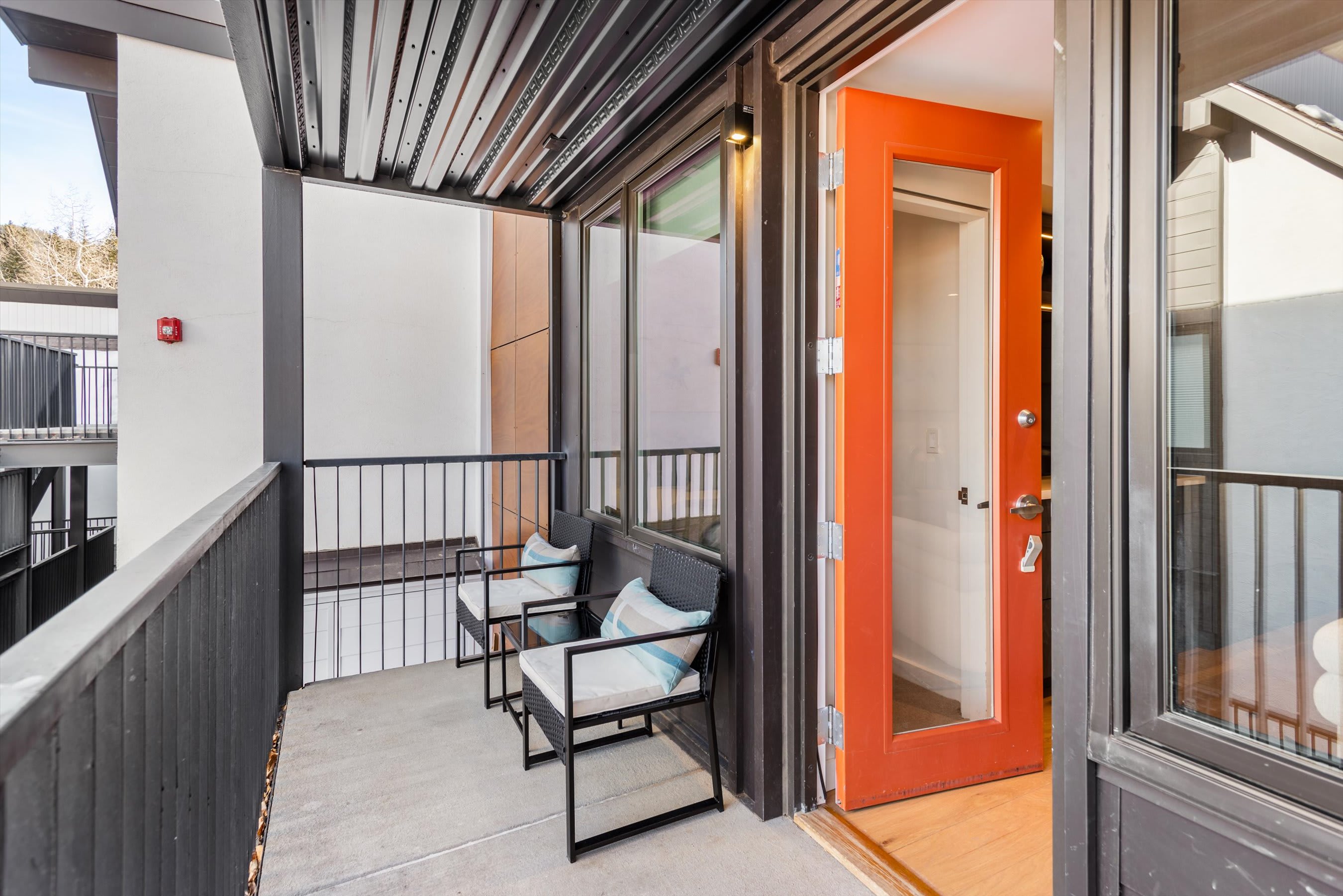 Ski-in&Out Renovated 3BR, 3BA w AC, Pool & Hot-tub