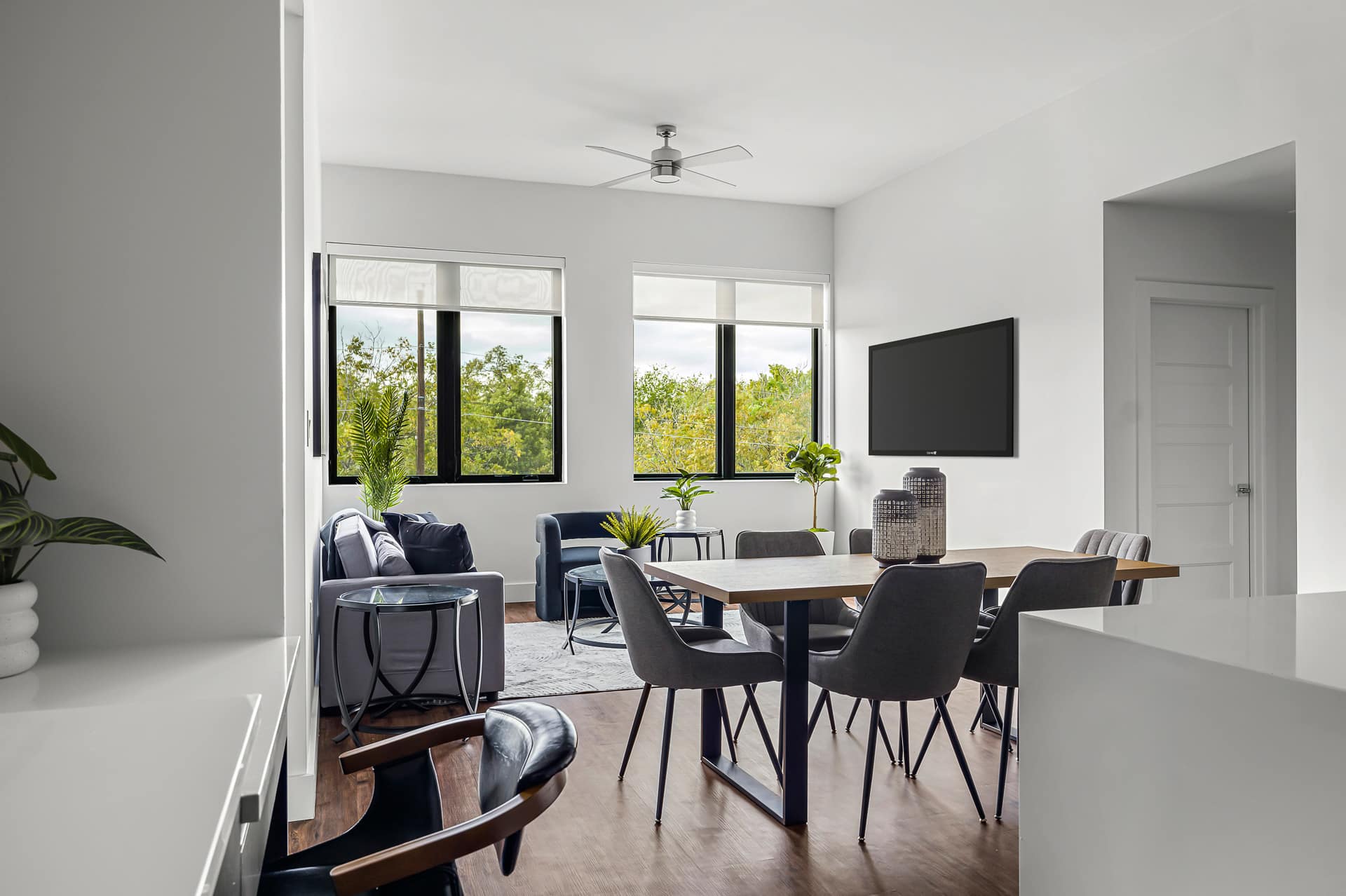 Large capacity dining table