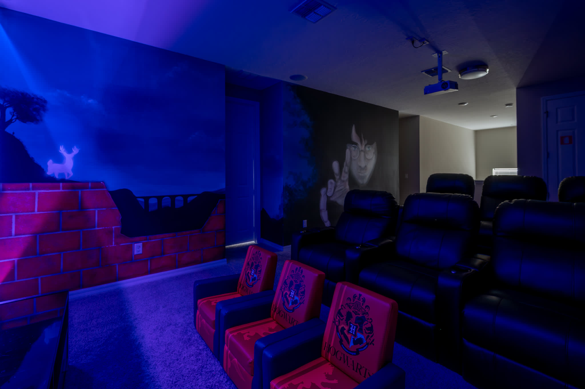 Spacious villa near Disney w/ game room & heated pool