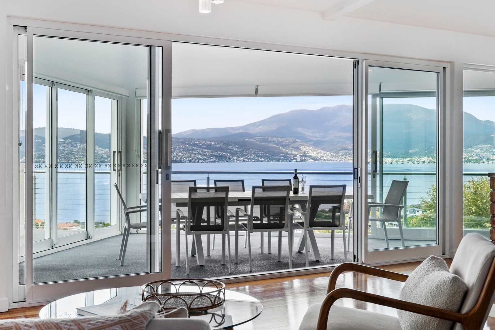 "Hillside Hideaway" Sleeps 10, Stunning Views. — Howrah, TAS — vacation rental