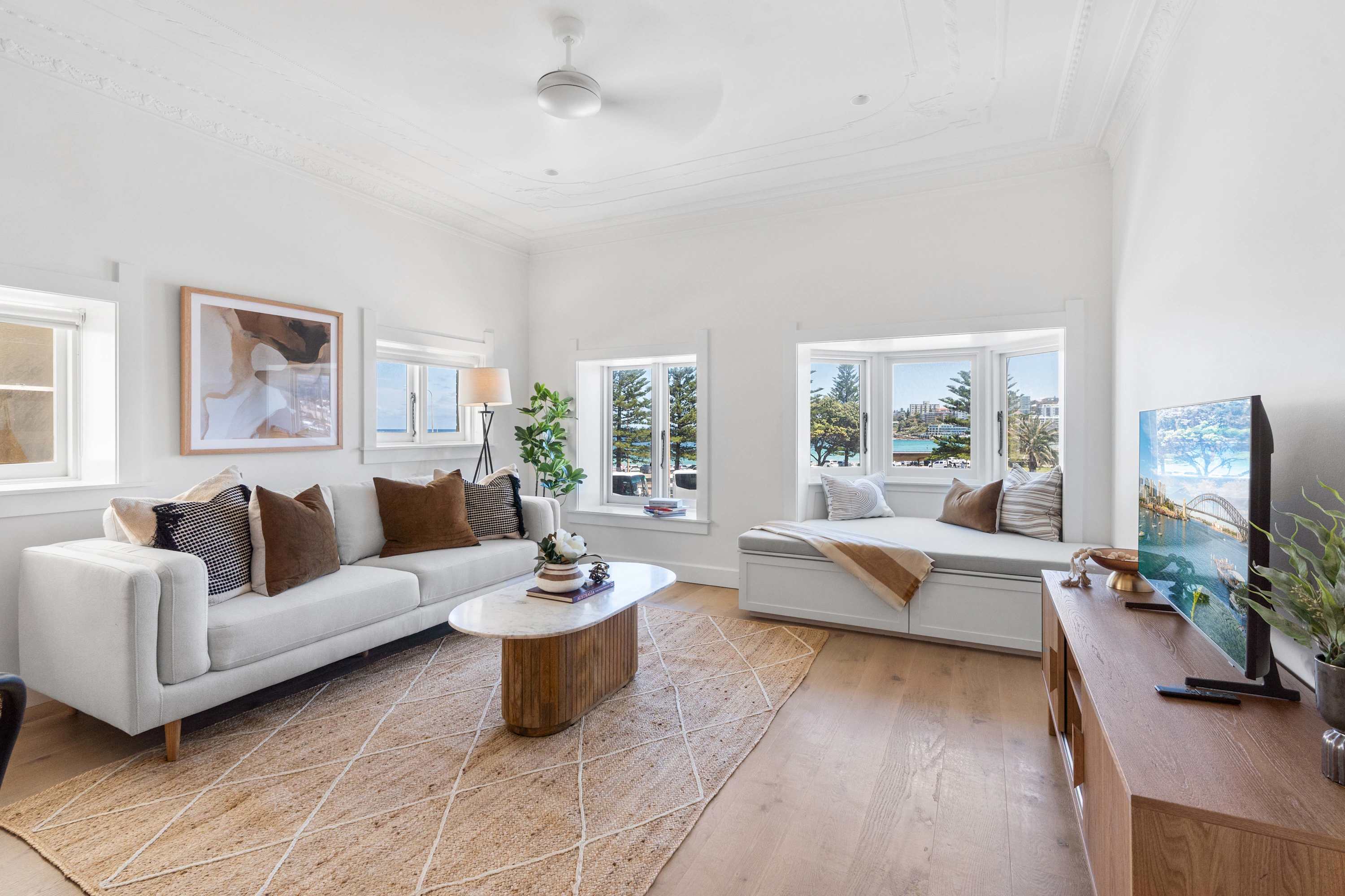 Iconic Bondi Beach Panorama from Stylish Retreat - Photo 1