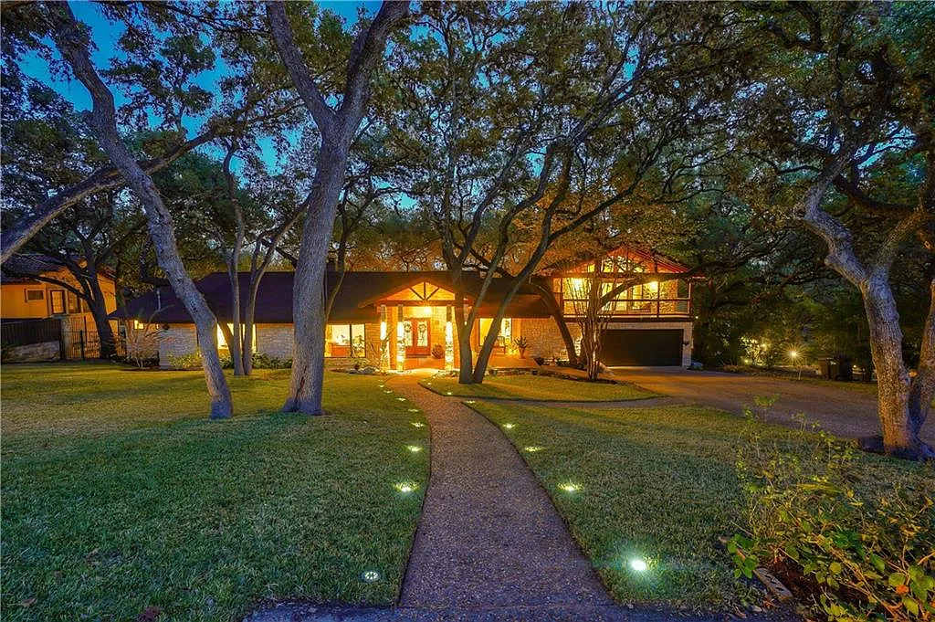 Lake, Large Deck & Firepit | Lake Austin Treehouse