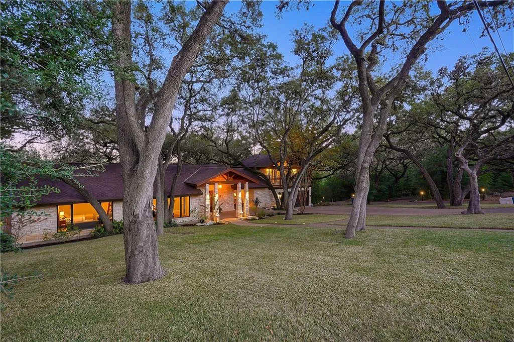 Lake, Large Deck & Firepit | Lake Austin Treehouse