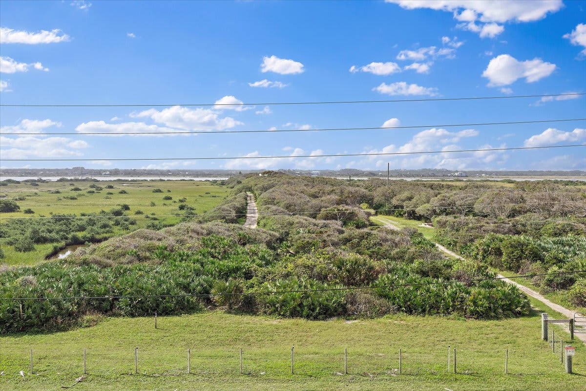 Beachfront, Multi-Level & Spacious | Lanai Breezes