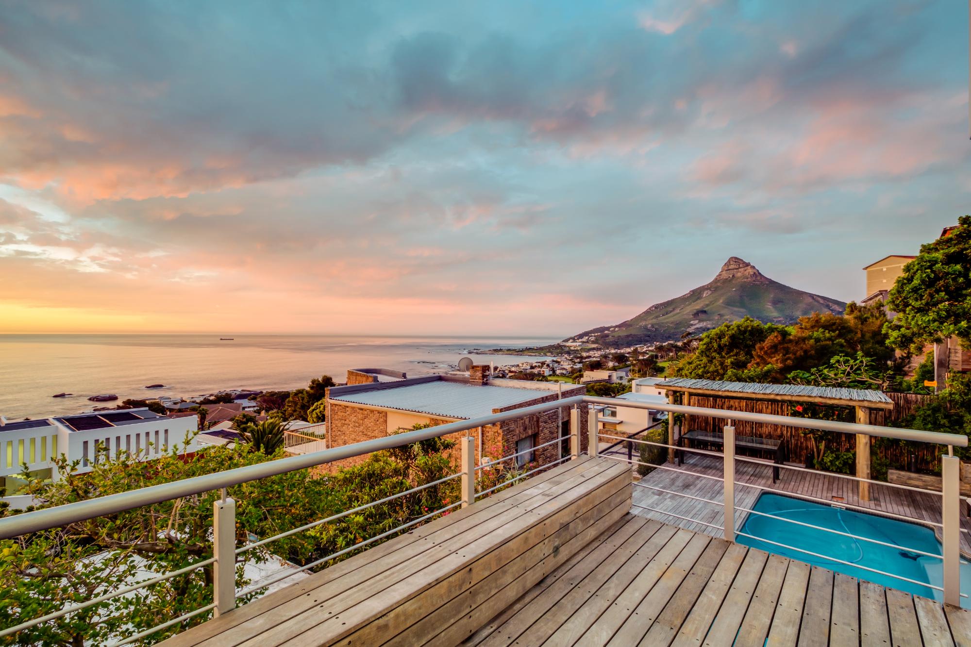 Camps Bay Holiday Villa with Sunset Views - Photo 1