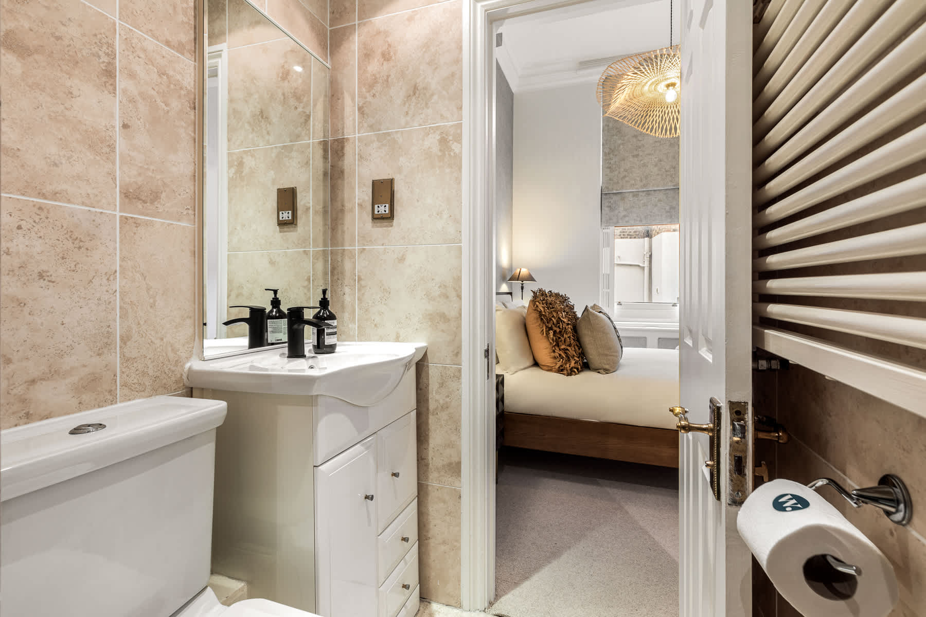 View The Gallery - Exquisite Apartment, Kensington in Kensington Court 25 W8 5DP The Gallery - Exquisite Apartment, Kensington in Kensington Court 25 W8 5DP - Property image 30 - VivreStays