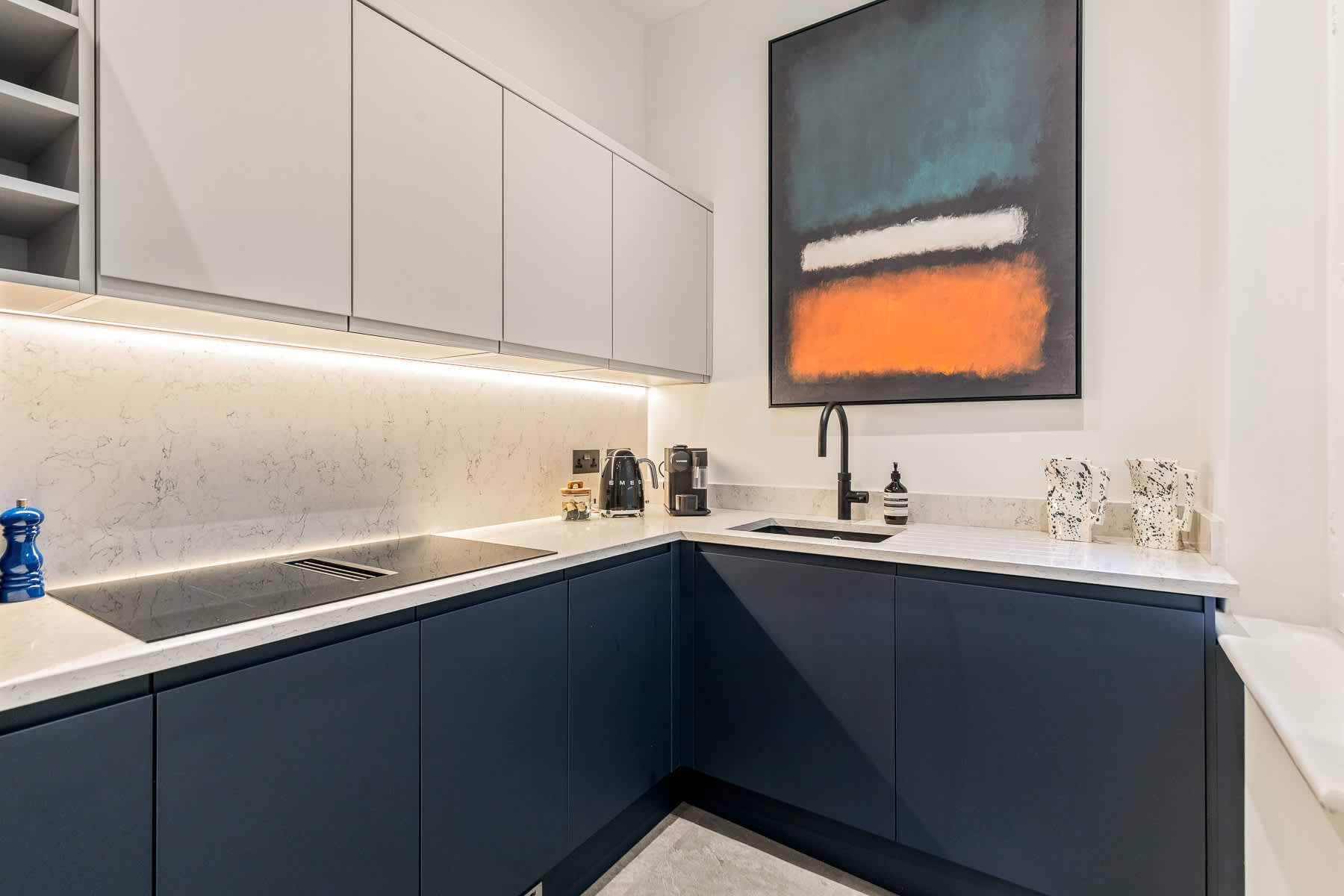 View The Gallery - Exquisite Apartment, Kensington in Kensington Court 25 W8 5DP The Gallery - Exquisite Apartment, Kensington in Kensington Court 25 W8 5DP - Property image 15 - VivreStays
