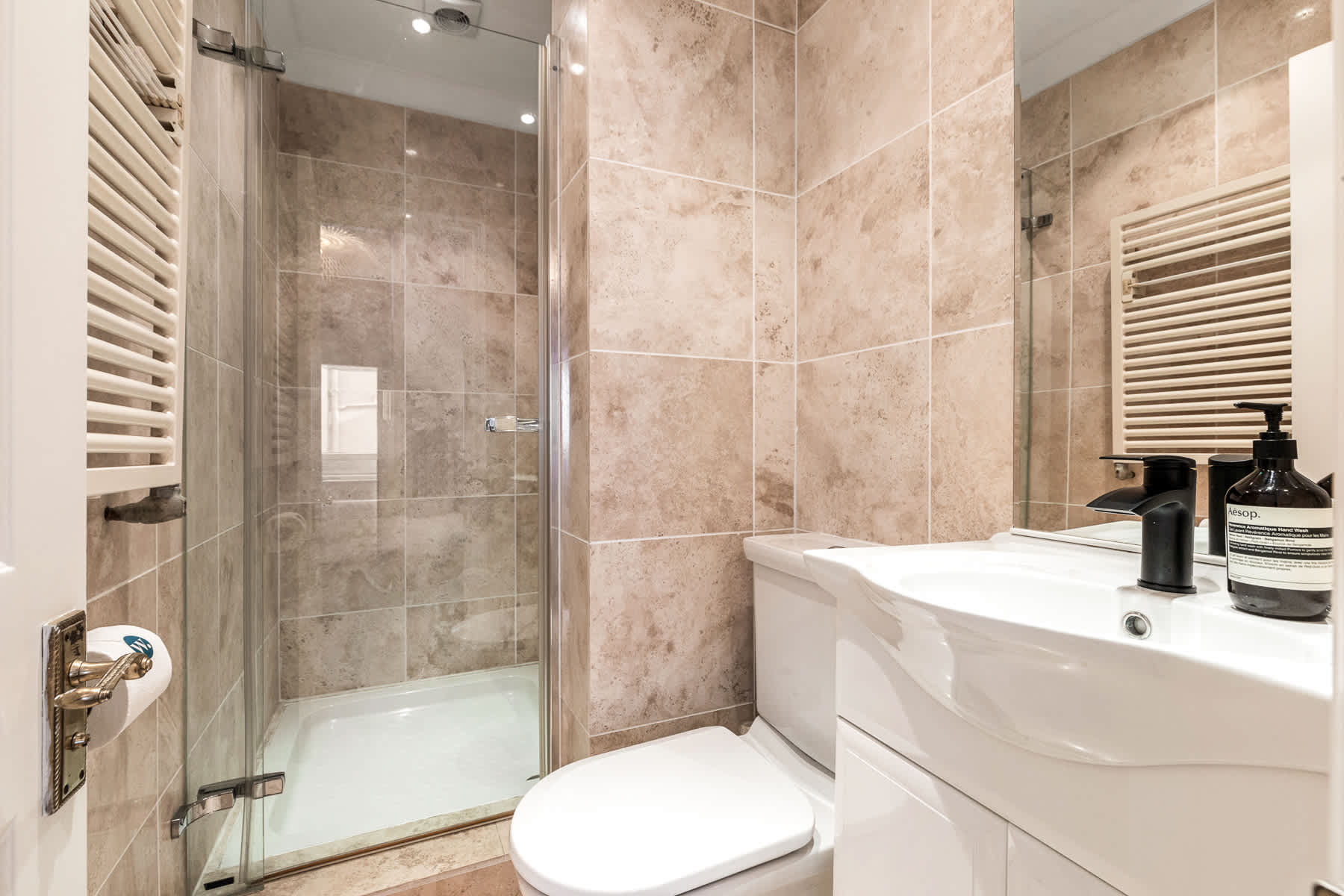 View The Gallery - Exquisite Apartment, Kensington in Kensington Court 25 W8 5DP The Gallery - Exquisite Apartment, Kensington in Kensington Court 25 W8 5DP - Property image 25 - VivreStays