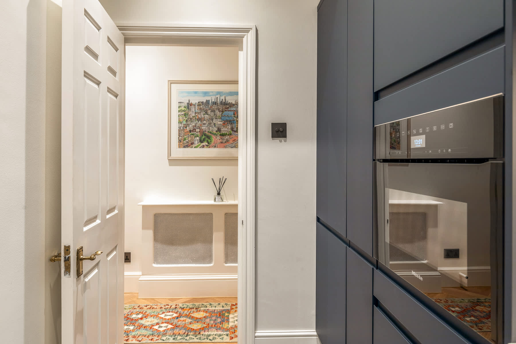 View The Gallery - Exquisite Apartment, Kensington in Kensington Court 25 W8 5DP The Gallery - Exquisite Apartment, Kensington in Kensington Court 25 W8 5DP - Property image 17 - VivreStays
