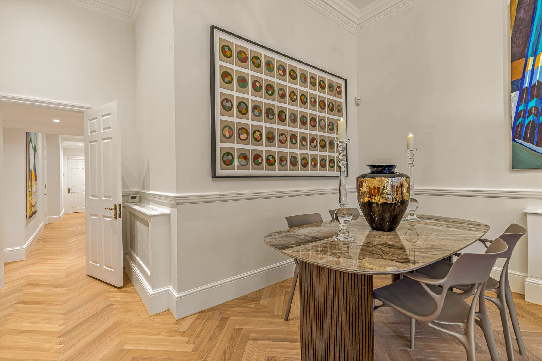 View The Gallery - Exquisite Apartment, Kensington in Kensington Court 25 W8 5DP The Gallery - Exquisite Apartment, Kensington in Kensington Court 25 W8 5DP - Property image 12 - VivreStays
