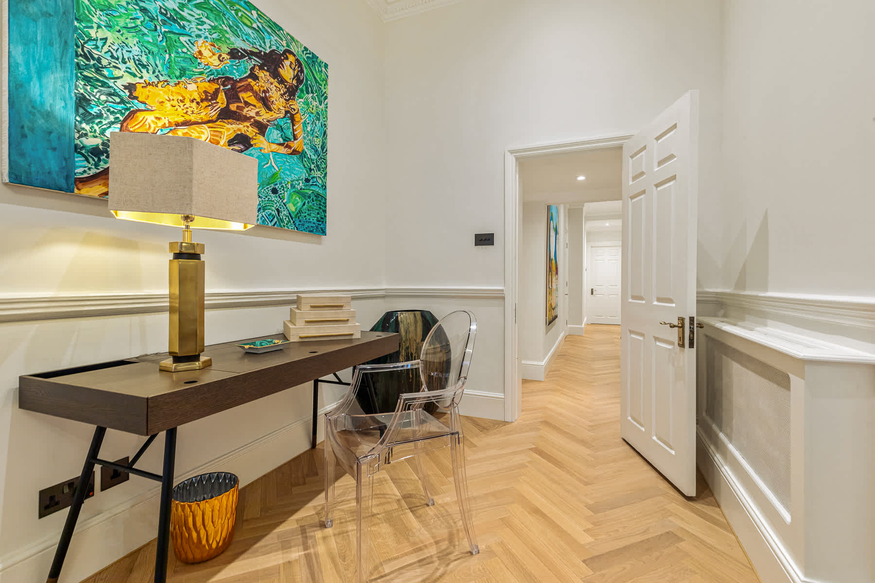 View The Gallery - Exquisite Apartment, Kensington in Kensington Court 25 W8 5DP The Gallery - Exquisite Apartment, Kensington in Kensington Court 25 W8 5DP - Property image 13 - VivreStays
