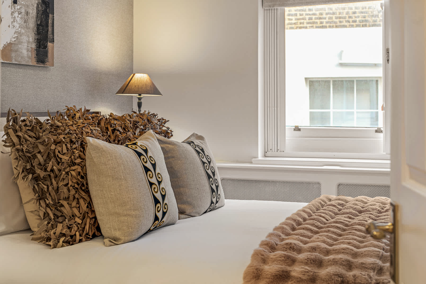 View The Gallery - Exquisite Apartment, Kensington in Kensington Court 25 W8 5DP The Gallery - Exquisite Apartment, Kensington in Kensington Court 25 W8 5DP - Property image 29 - VivreStays