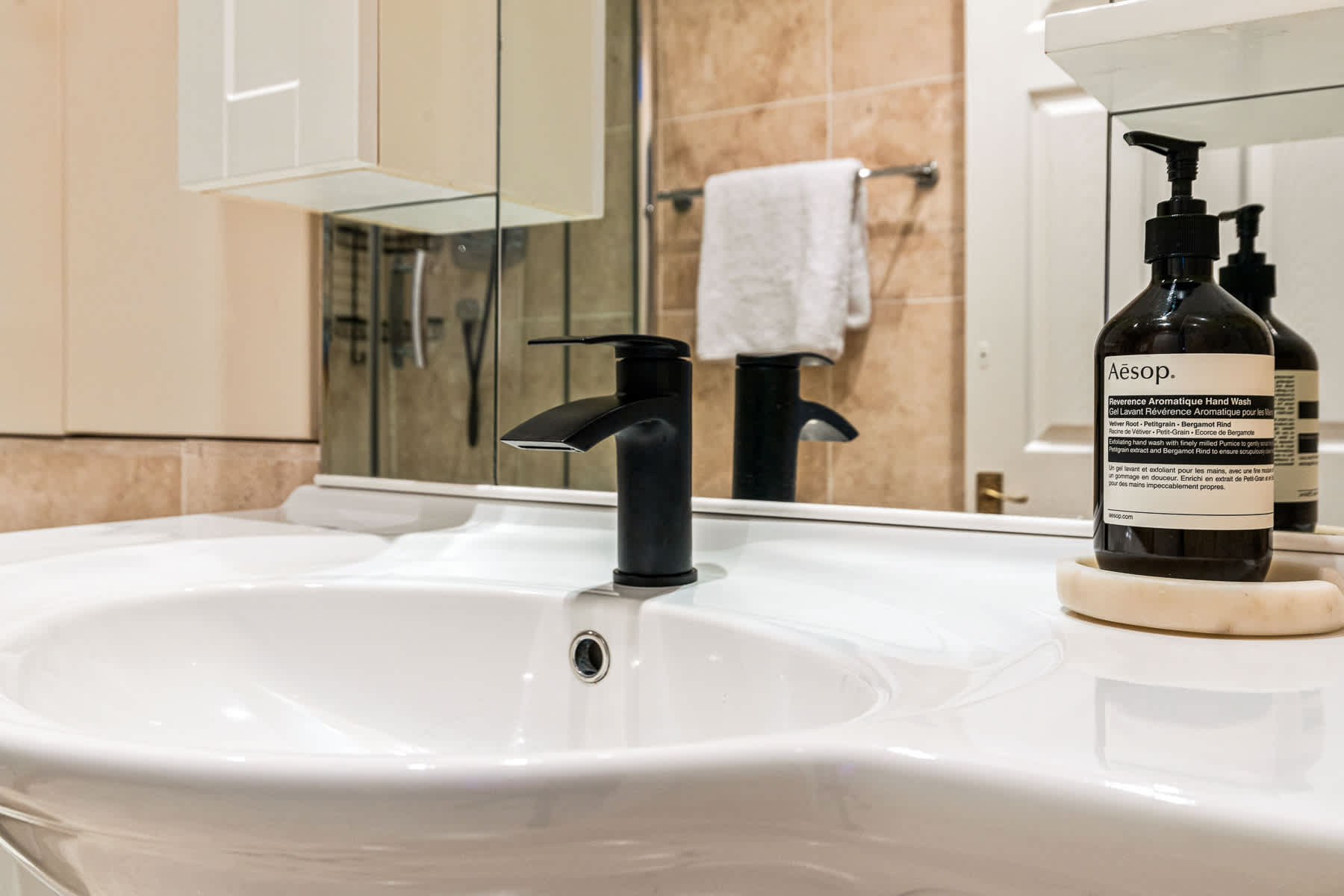 View The Gallery - Exquisite Apartment, Kensington in Kensington Court 25 W8 5DP The Gallery - Exquisite Apartment, Kensington in Kensington Court 25 W8 5DP - Property image 31 - VivreStays