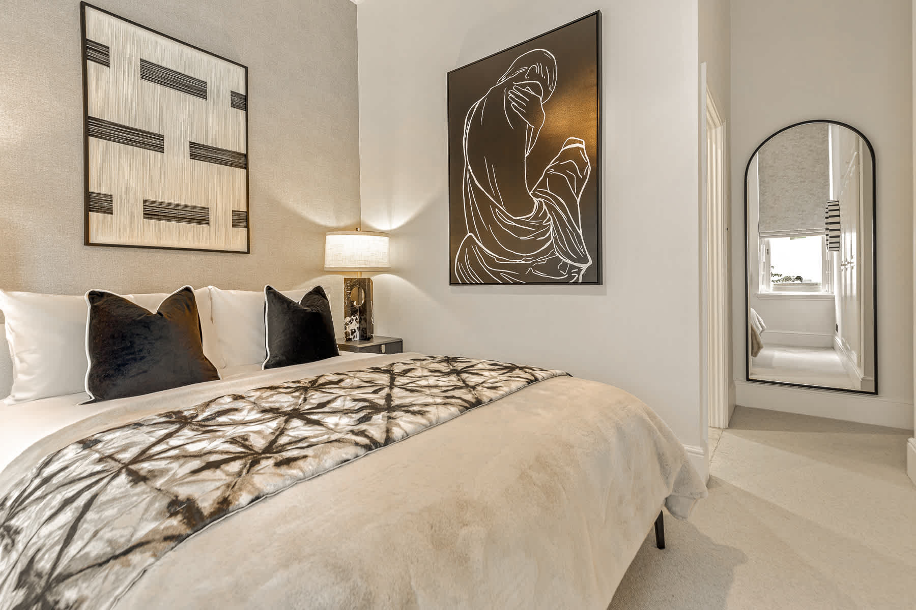 View The Gallery - Exquisite Apartment, Kensington in Kensington Court 25 W8 5DP The Gallery - Exquisite Apartment, Kensington in Kensington Court 25 W8 5DP - Property image 23 - VivreStays