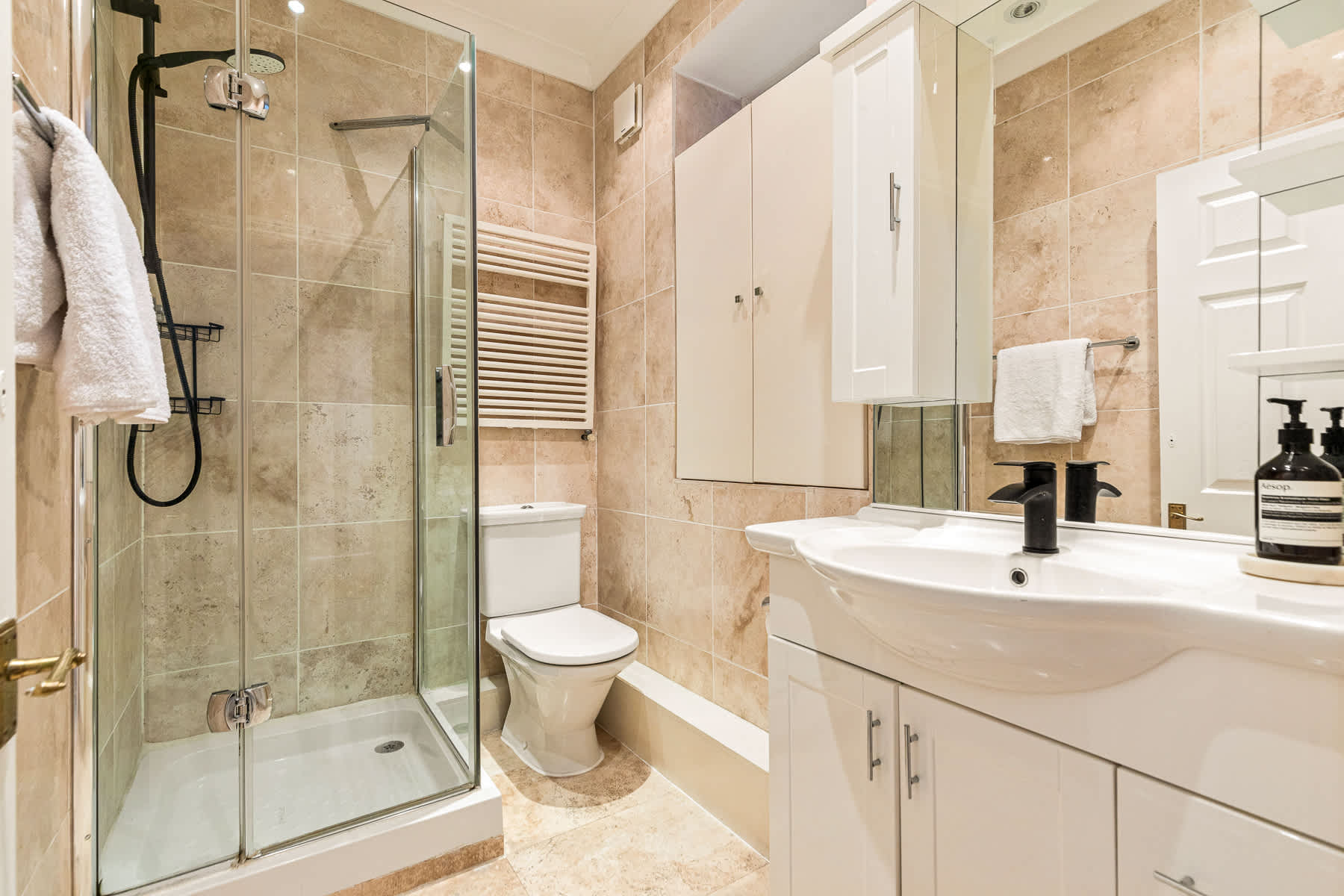 View The Gallery - Exquisite Apartment, Kensington in Kensington Court 25 W8 5DP The Gallery - Exquisite Apartment, Kensington in Kensington Court 25 W8 5DP - Property image 21 - VivreStays