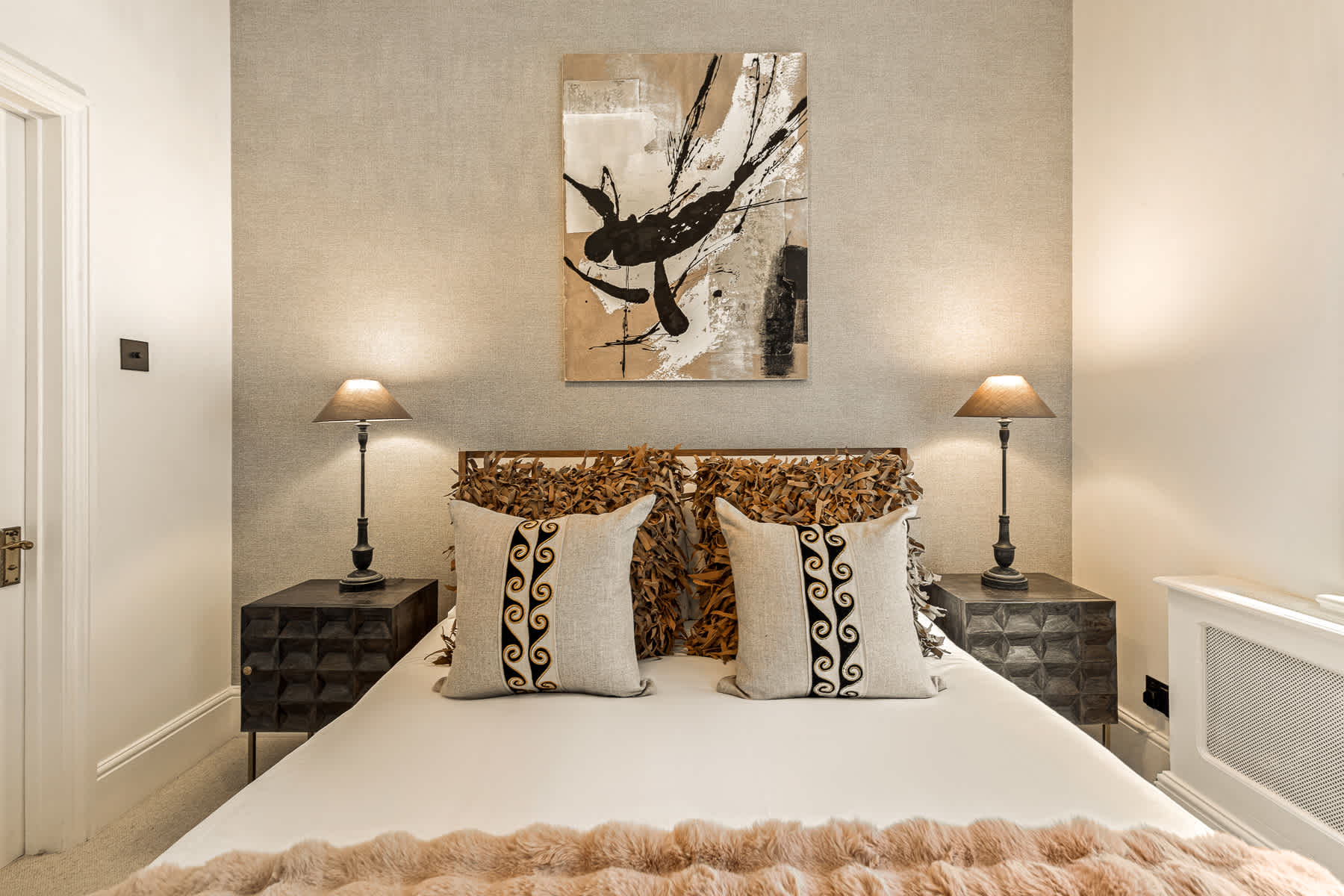 View The Gallery - Exquisite Apartment, Kensington in Kensington Court 25 W8 5DP The Gallery - Exquisite Apartment, Kensington in Kensington Court 25 W8 5DP - Property image 27 - VivreStays