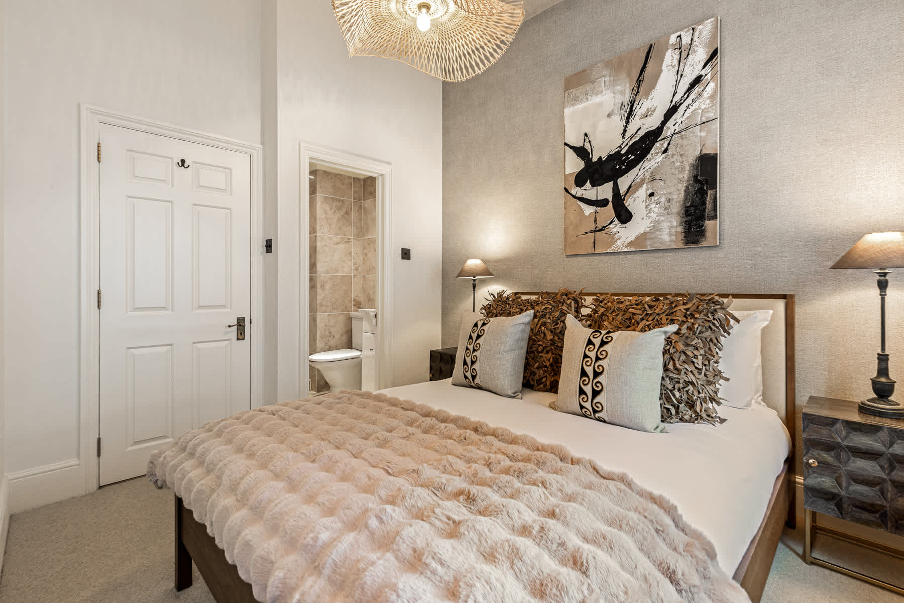 View The Gallery - Exquisite Apartment, Kensington in Kensington Court 25 W8 5DP The Gallery - Exquisite Apartment, Kensington in Kensington Court 25 W8 5DP - Property image 28 - VivreStays