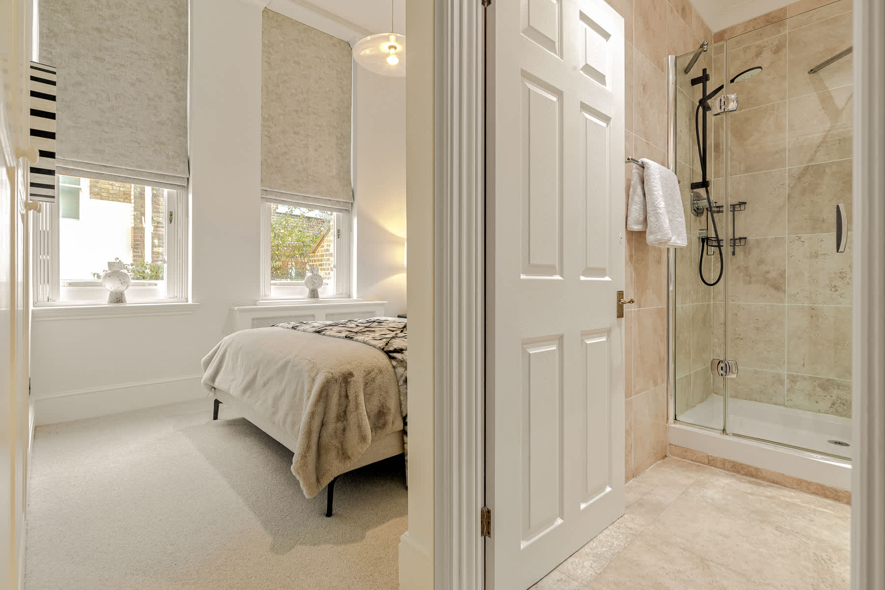 View The Gallery - Exquisite Apartment, Kensington in Kensington Court 25 W8 5DP The Gallery - Exquisite Apartment, Kensington in Kensington Court 25 W8 5DP - Property image 20 - VivreStays