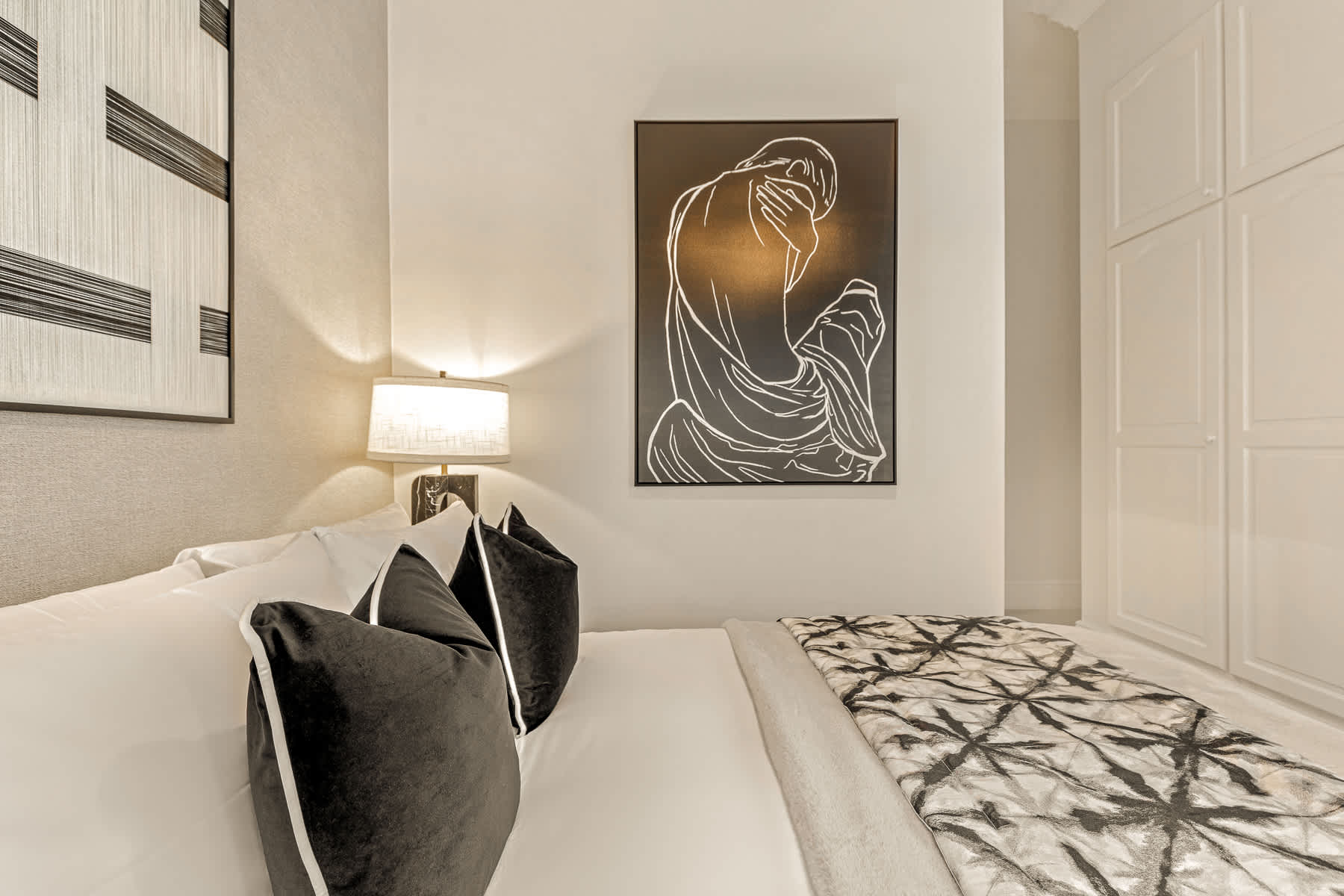 View The Gallery - Exquisite Apartment, Kensington in Kensington Court 25 W8 5DP The Gallery - Exquisite Apartment, Kensington in Kensington Court 25 W8 5DP - Property image 24 - VivreStays