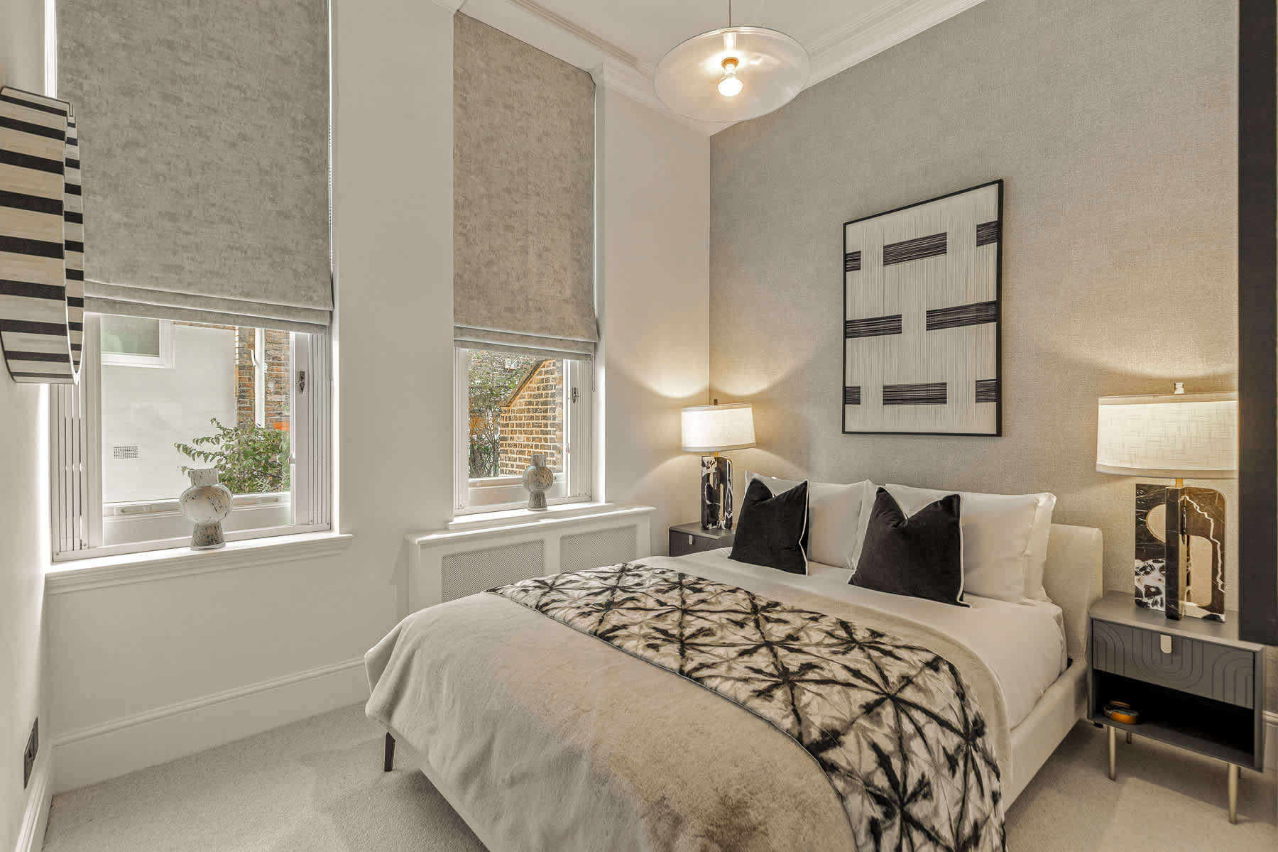 View The Gallery - Exquisite Apartment, Kensington in Kensington Court 25 W8 5DP The Gallery - Exquisite Apartment, Kensington in Kensington Court 25 W8 5DP - Property image 22 - VivreStays