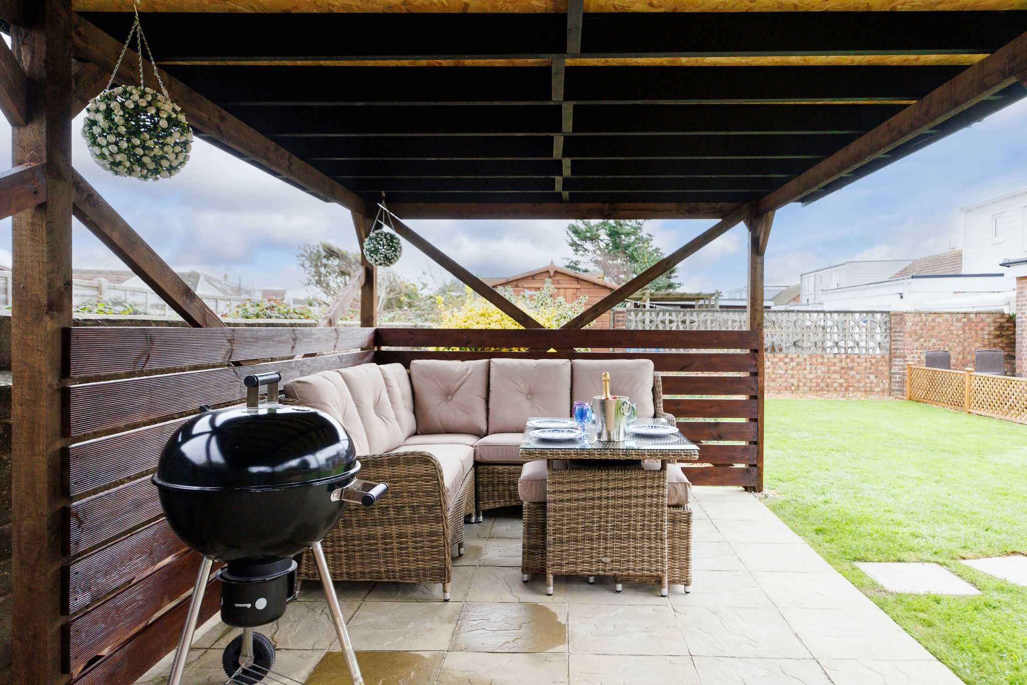 Head out to the rear, fully enclosed garden, with an undercover seating area where you can enjoy al fresco meals, evening drinks or family BBQs.