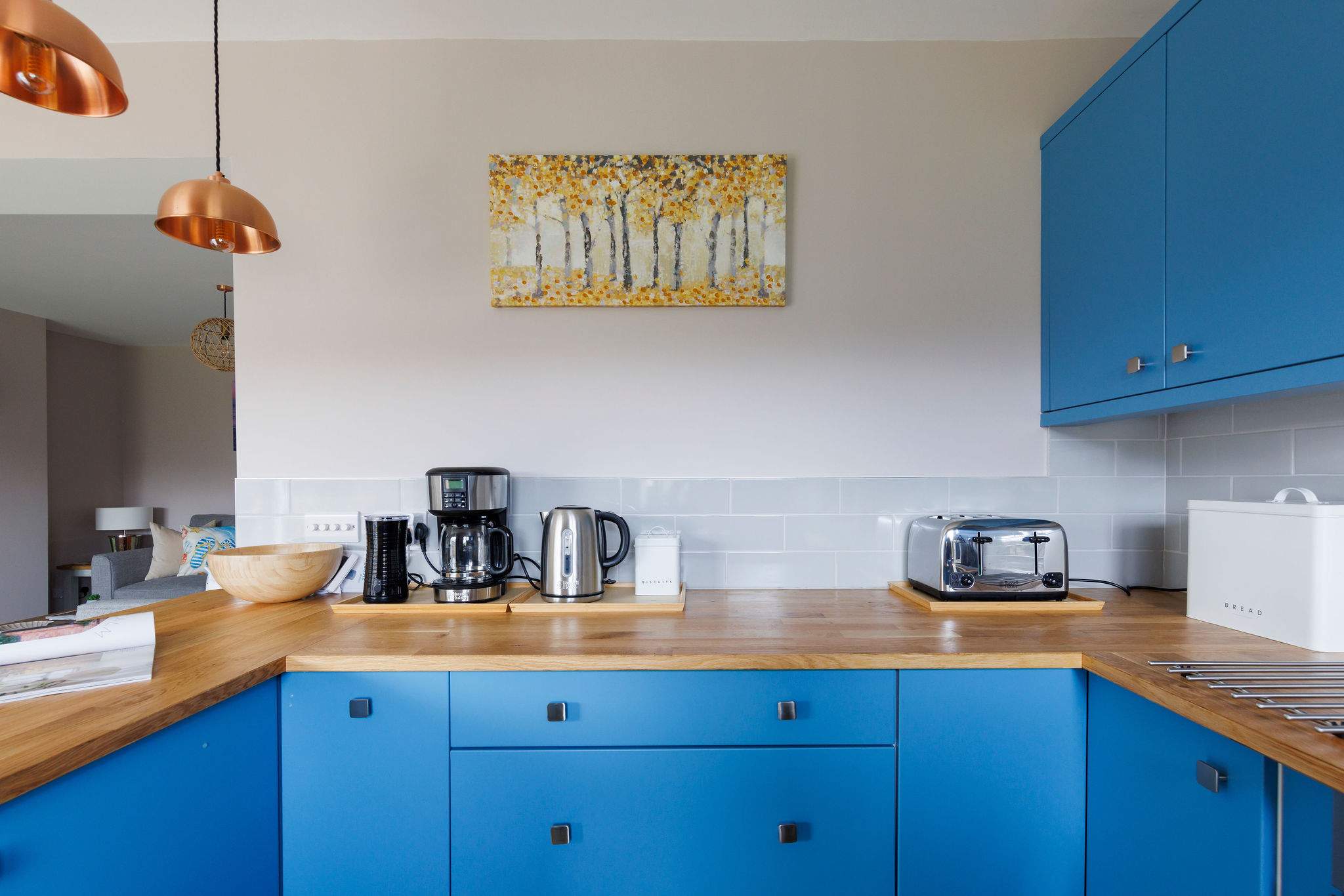 Prepare meals, drinks and snacks for everyone, with ample worktop space and modern appliances.