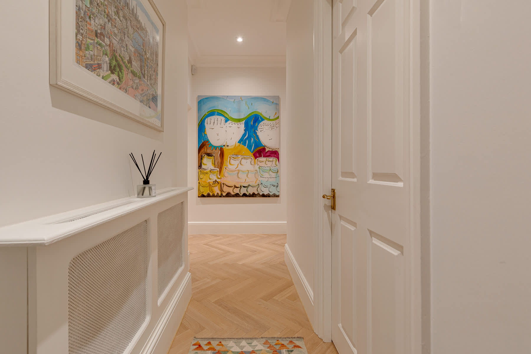 View The Gallery - Exquisite Apartment, Kensington in Kensington Court 25 W8 5DP The Gallery - Exquisite Apartment, Kensington in Kensington Court 25 W8 5DP - Property image 18 - VivreStays