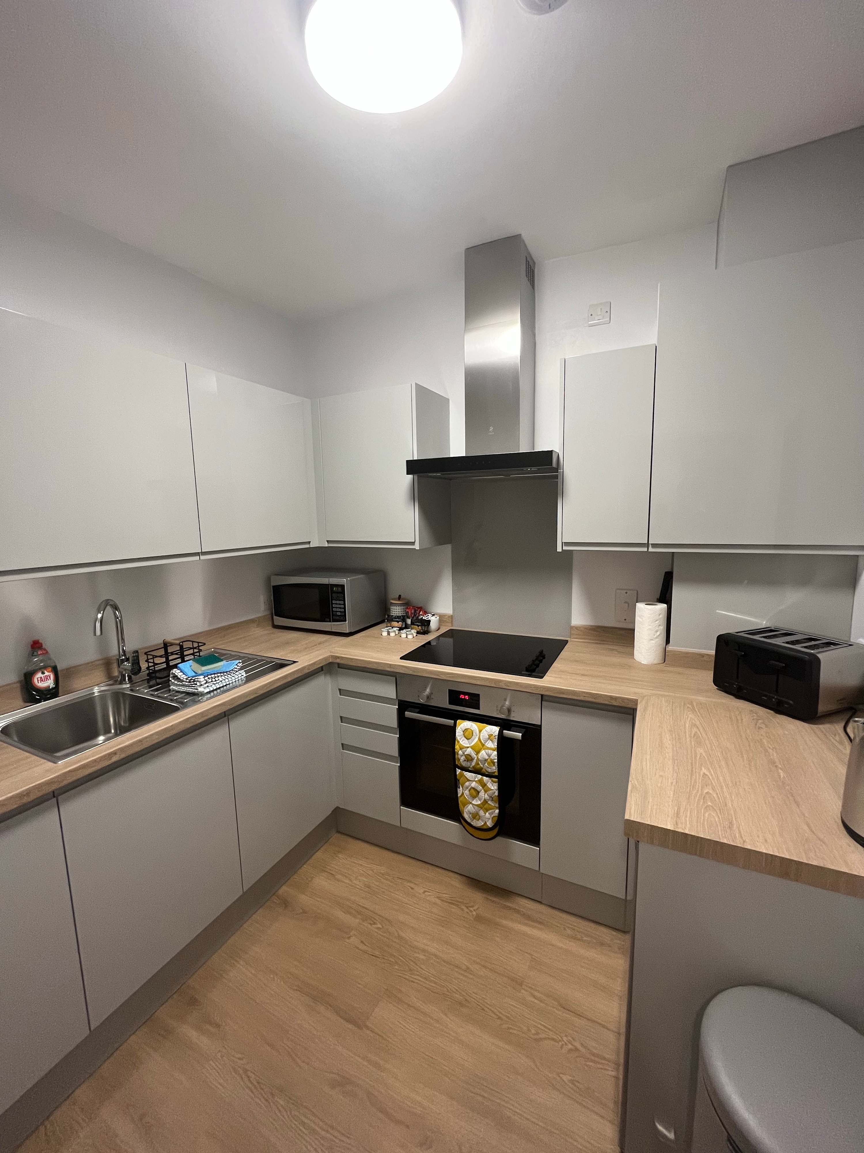 *NEW* Contemporary 2 bed, free parking