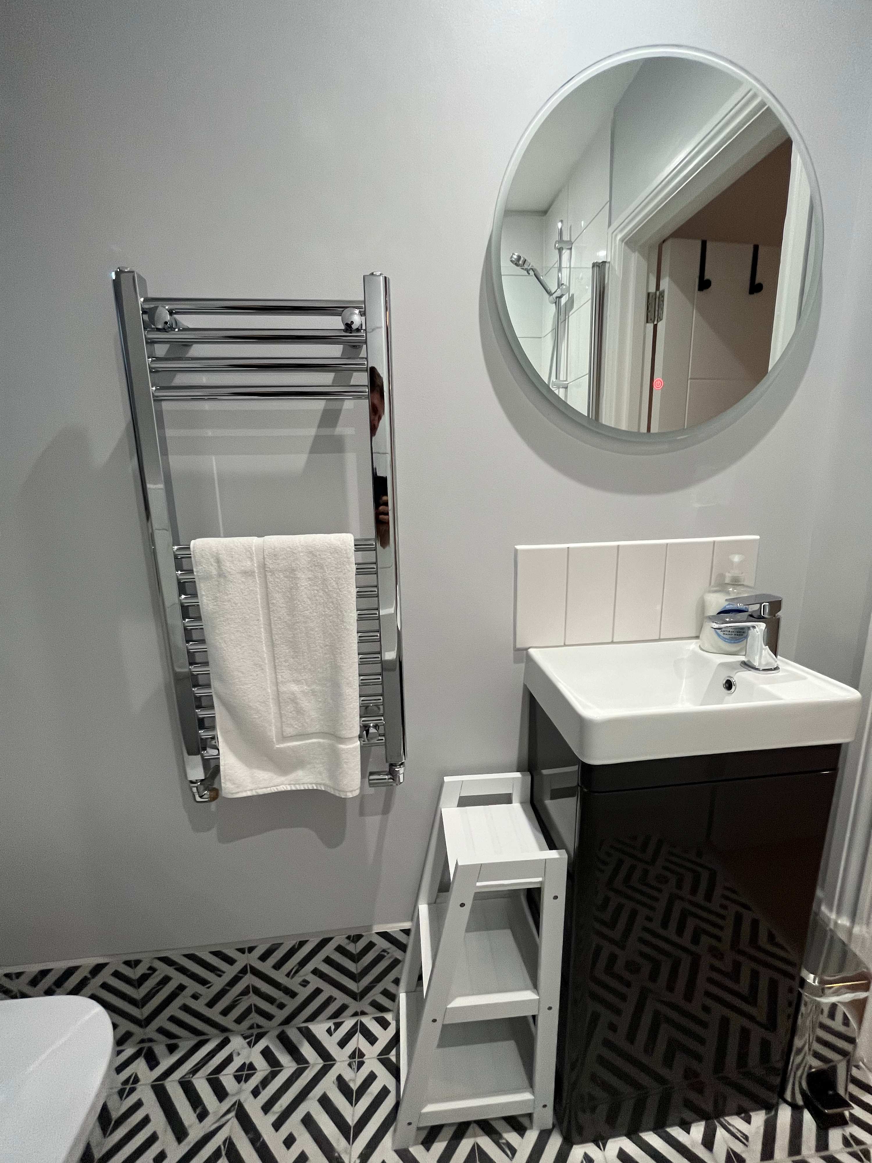 *NEW* Contemporary 2 bed, free parking