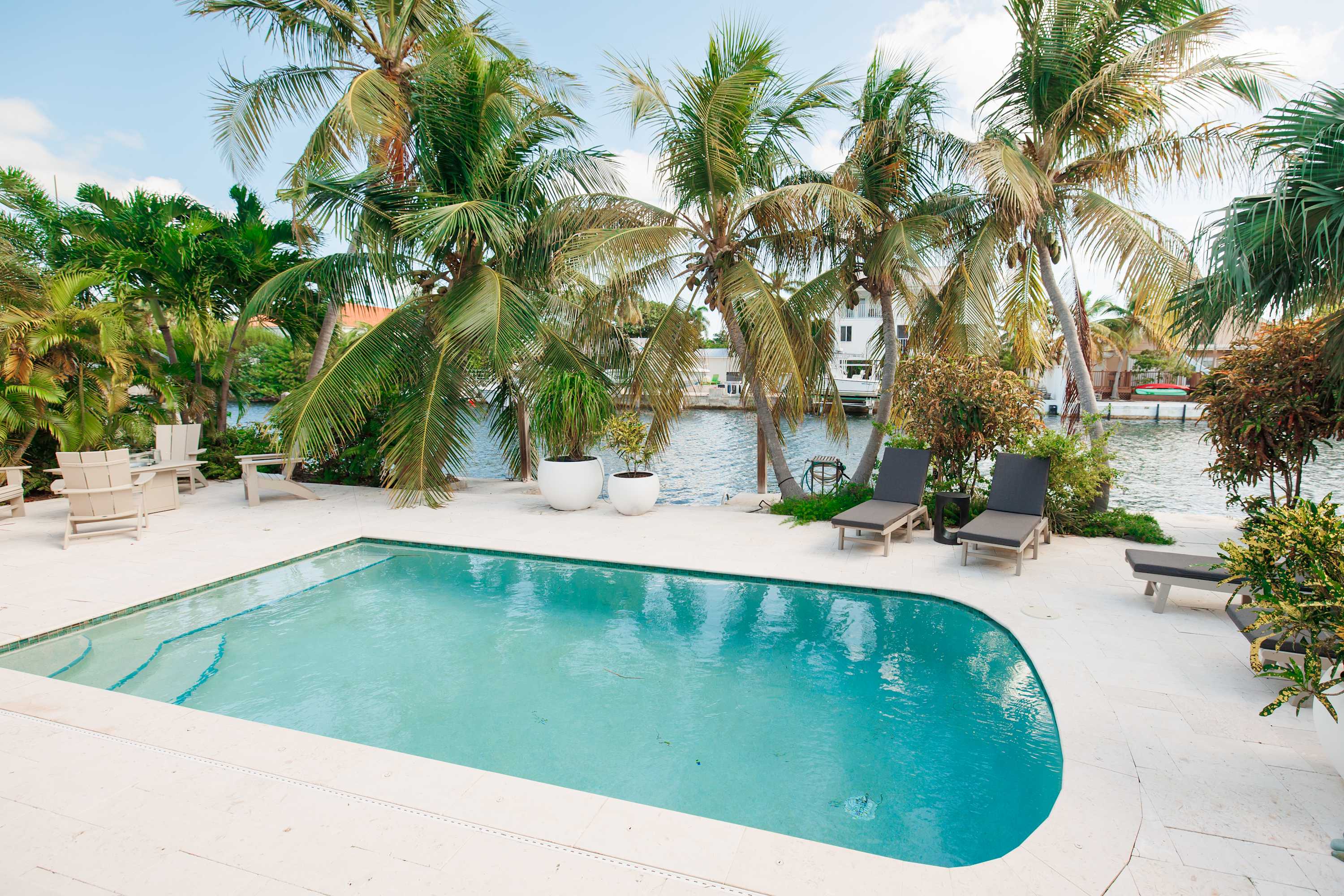 3 BR 2BA  Private Pool  Waterfront